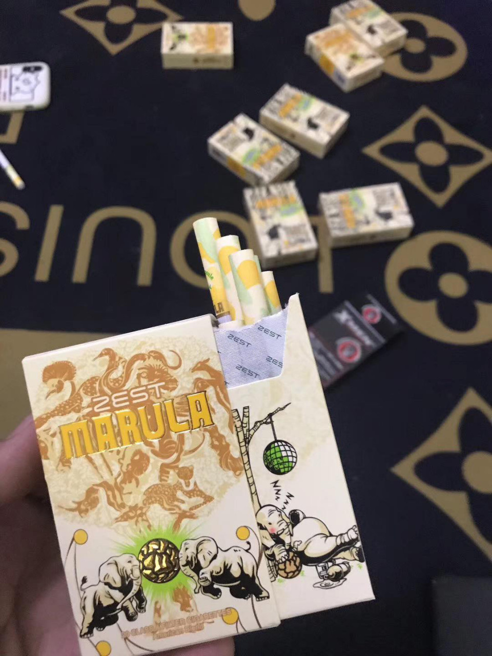 出口人猿香蕉爆  侧推设计～非常新的新品一抽浓浓香蕉味道 ,一咬爆珠