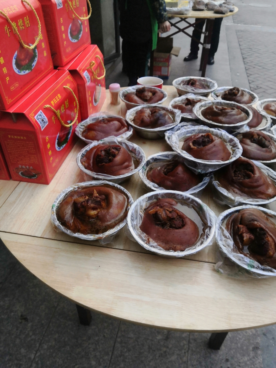 80元一个的自贡牛佛烘肘!味道不错哟!看看都可以解你们的馋哟!