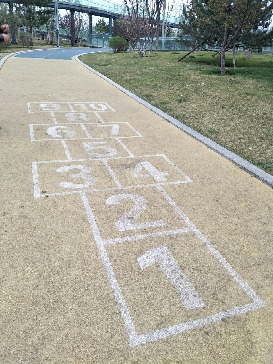 试着放下往事管它过去有多美.我很痛,但我知道没有人可以帮的了我.