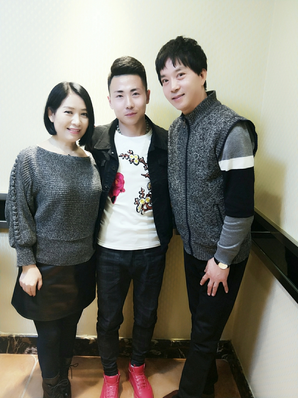 本山传媒9号弟子王永会和赵四媳妇儿合影留念