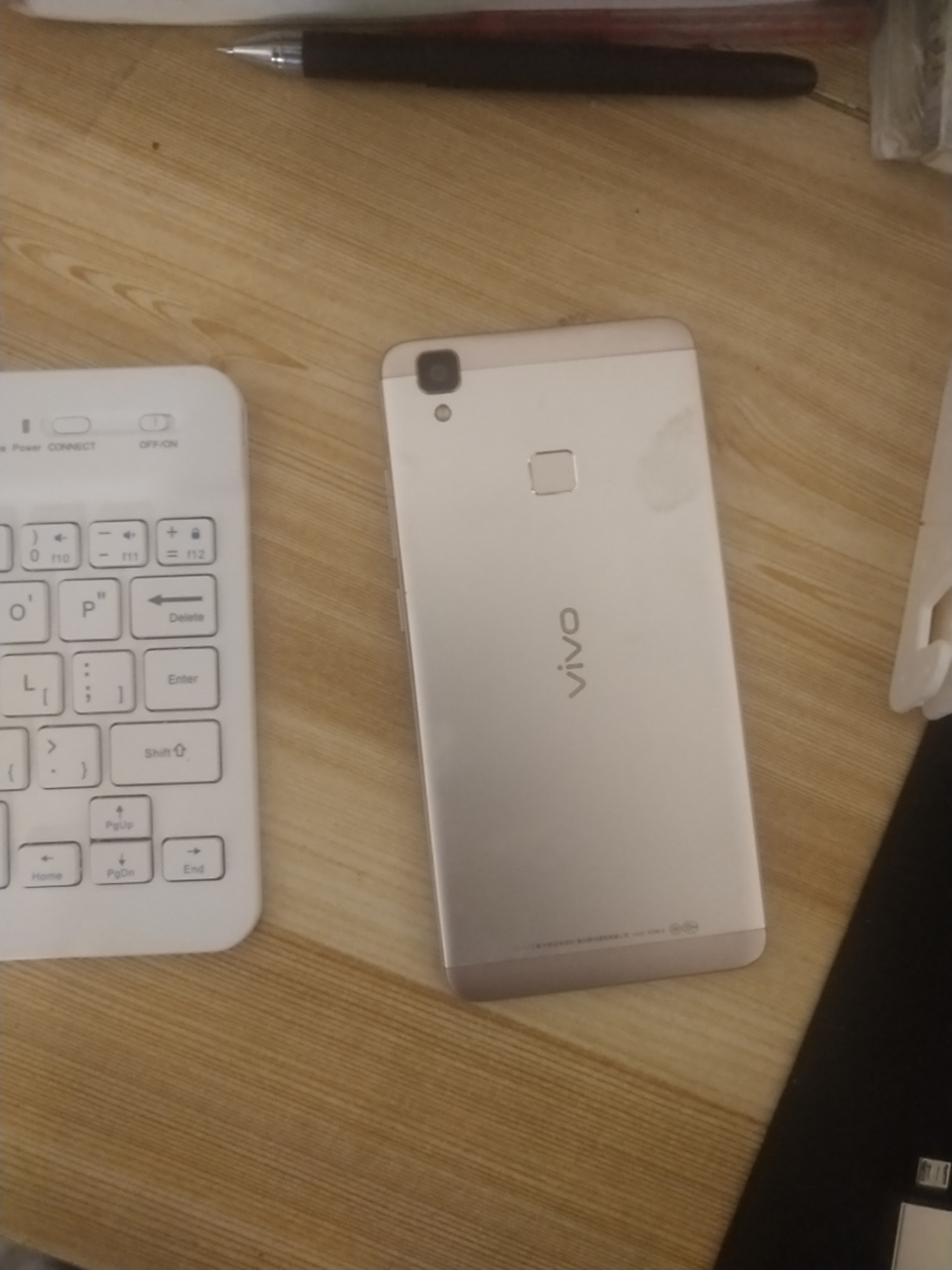 我有一部vivov3ma,尾插坏了,电池跑电很快.一晚上掉一半多.