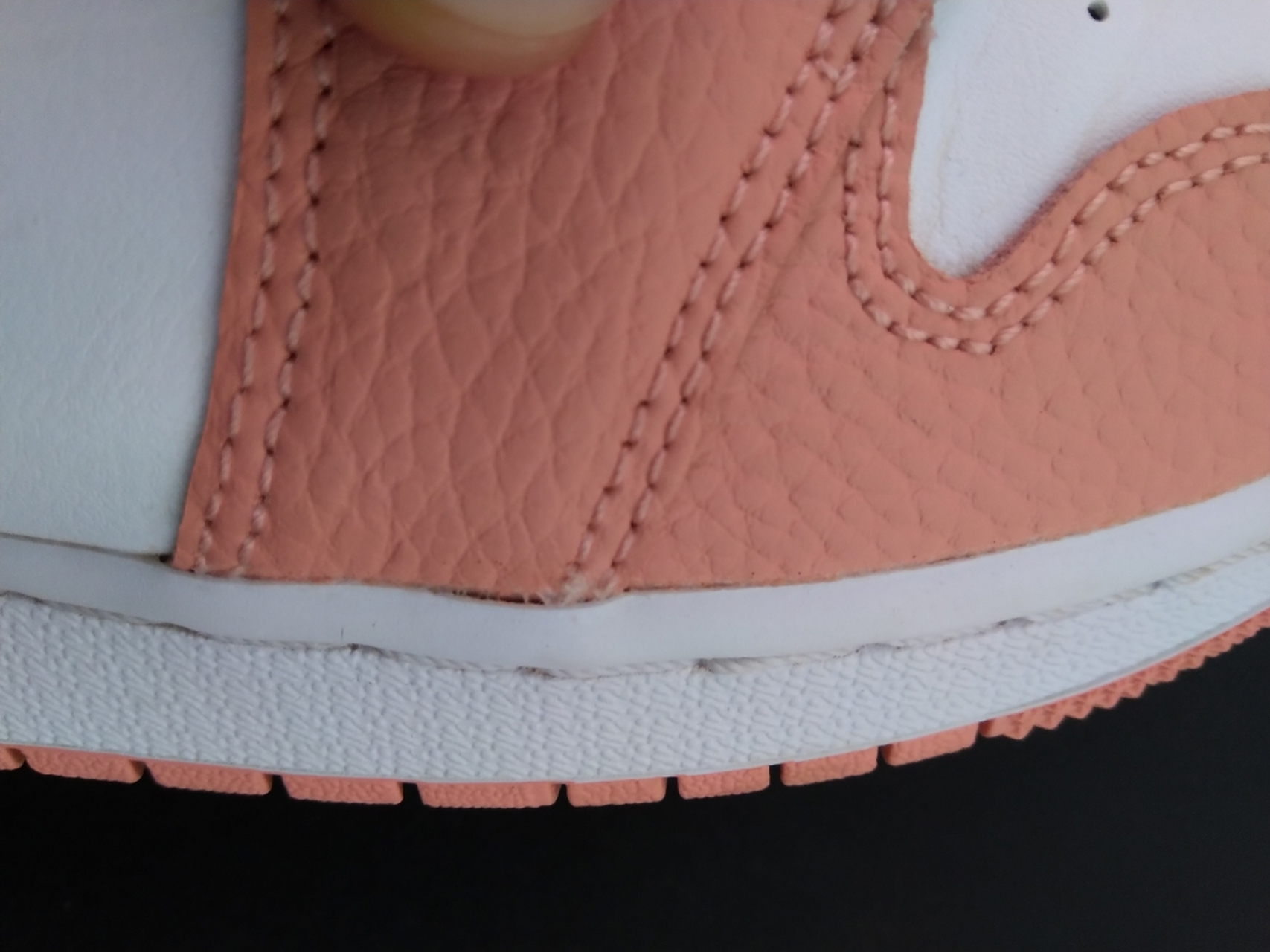 刚买的aj1穿了两次侧边就开胶正常吗,求大神们看看#(玫瑰)#(玫瑰)