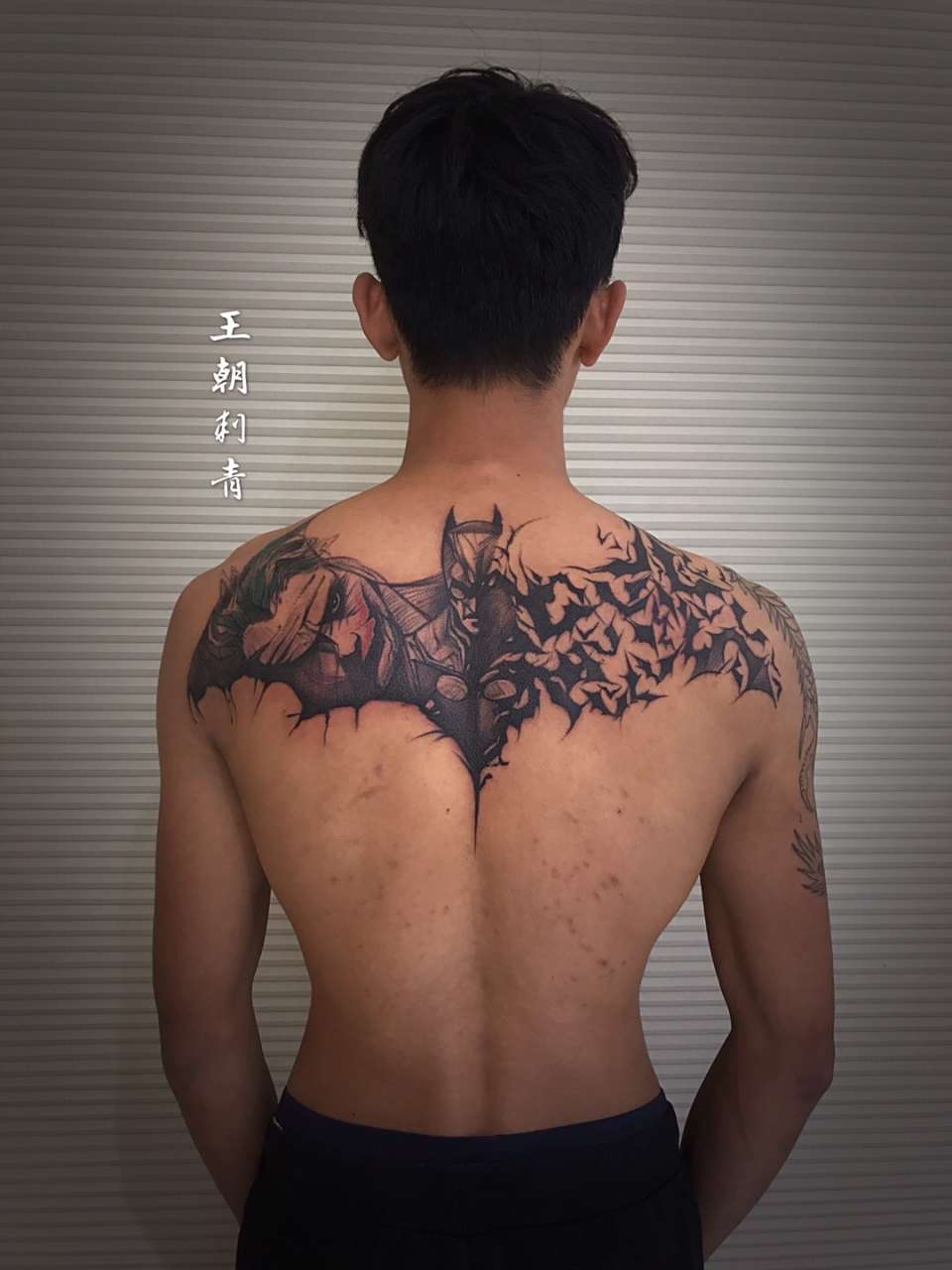 广州王朝刺青工作室  后背蝙蝠侠纹身