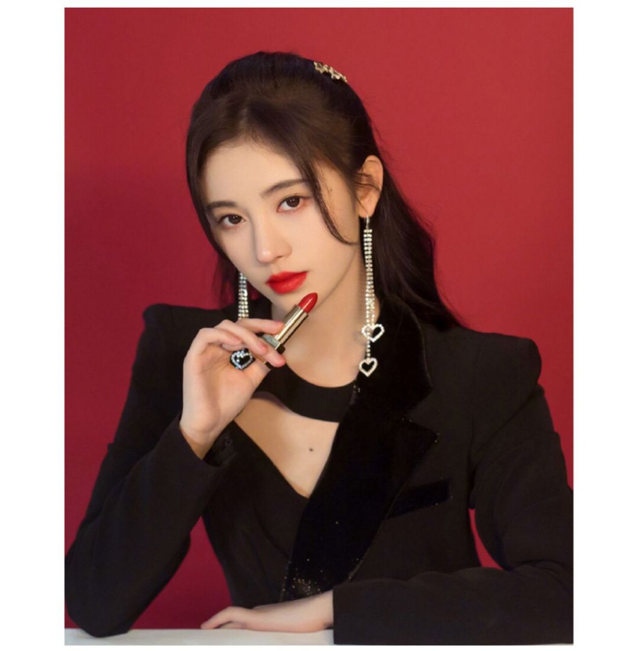 鞠婧祎穿穿黑色深Ⅴ短裙来自misled品牌,剪裁十分适合小个子,又十分