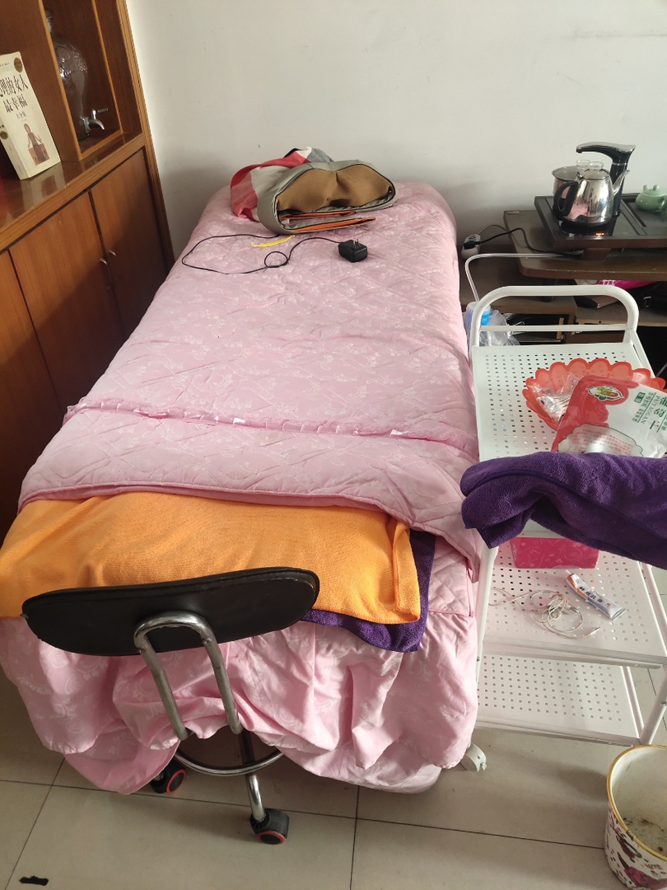 出售美容床一套,价钱看着给就成,需自取