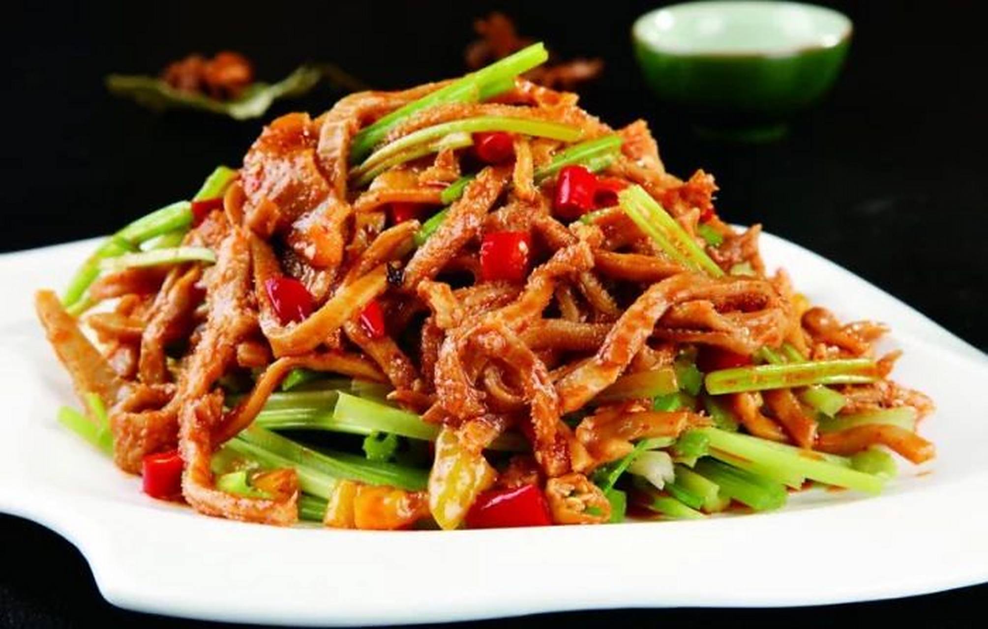 花椒,剁椒酱,盐,料酒,胡椒,生抽,香油适量 做法 1,把青椒洋葱羊肚切丝