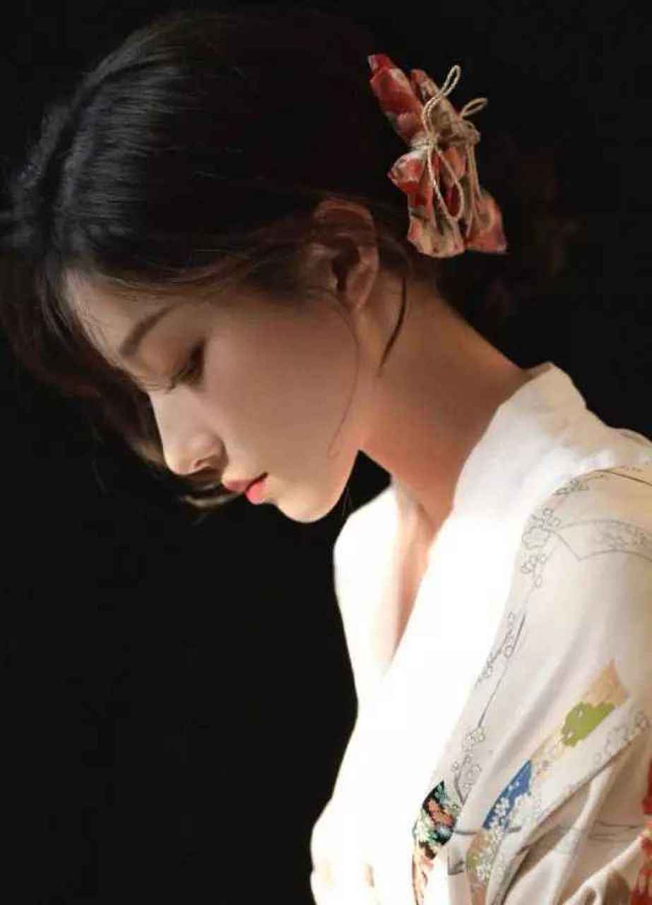 锦瑟无端五十弦,一弦一柱思华年,庄生晓梦迷蝴蝶,望帝春心托杜鹃,沧海