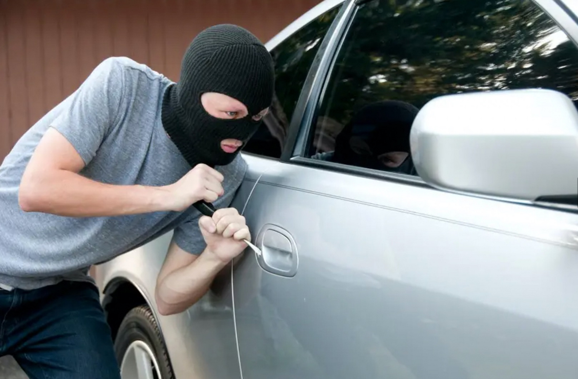 1年不见父亲误把儿子当偷车贼