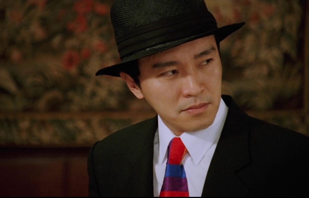 "在这张周星驰与吴孟达的经典合影中,黑色与红色的搭配显得既神秘又