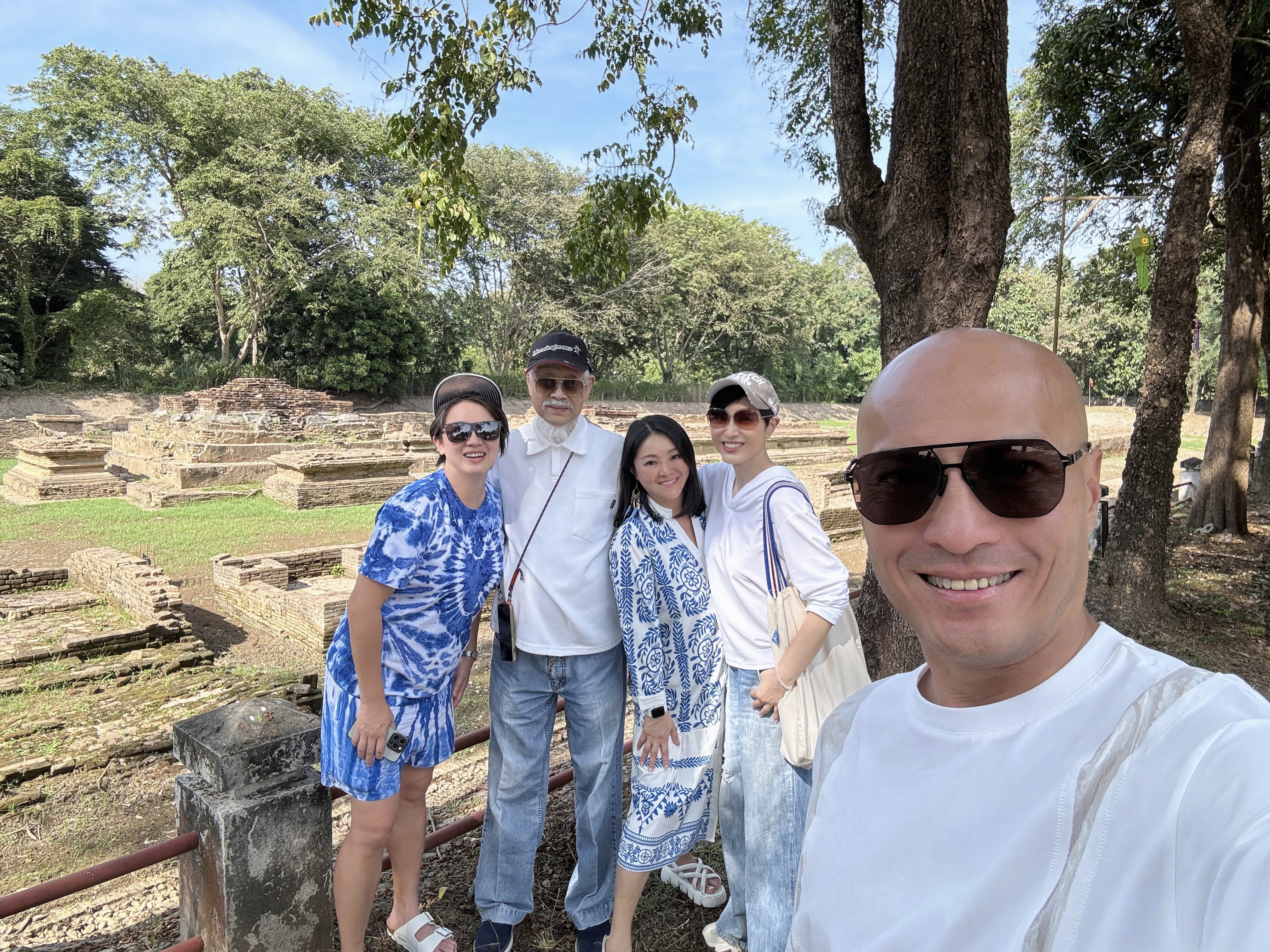 陈法蓉和父亲泰国游,老爷子88岁了,父女俩做牵手,搭肩膀等亲密动作,真