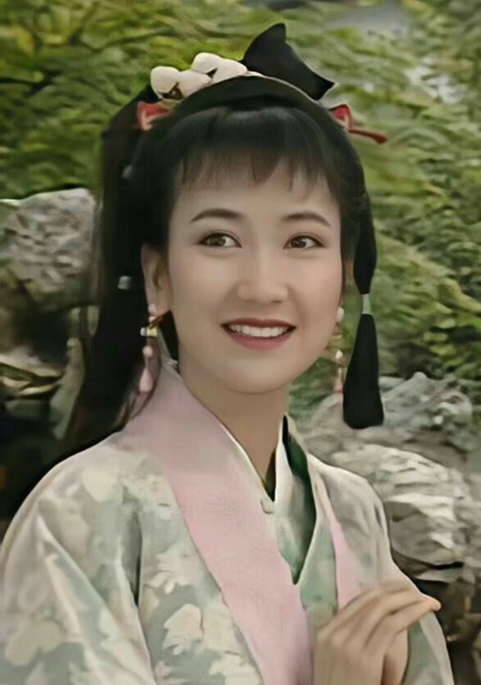 《新白娘子传奇》播出30周年,"小青"扮演者陈美琪到导演家做客,还晒出