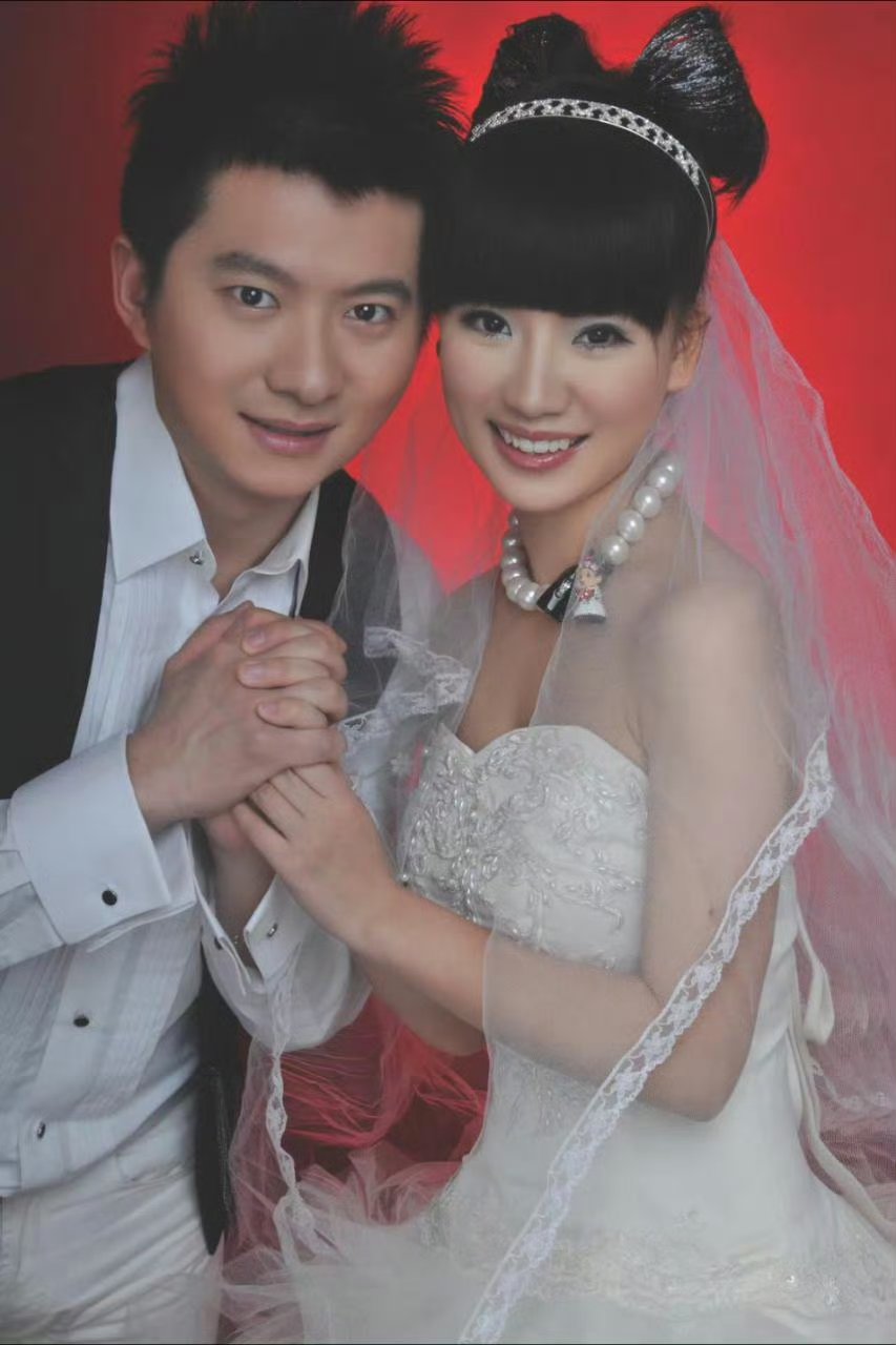 2010年,"红果果"陈苏与"绿泡泡"耿晨晨的结婚照 67,新娘的造型太