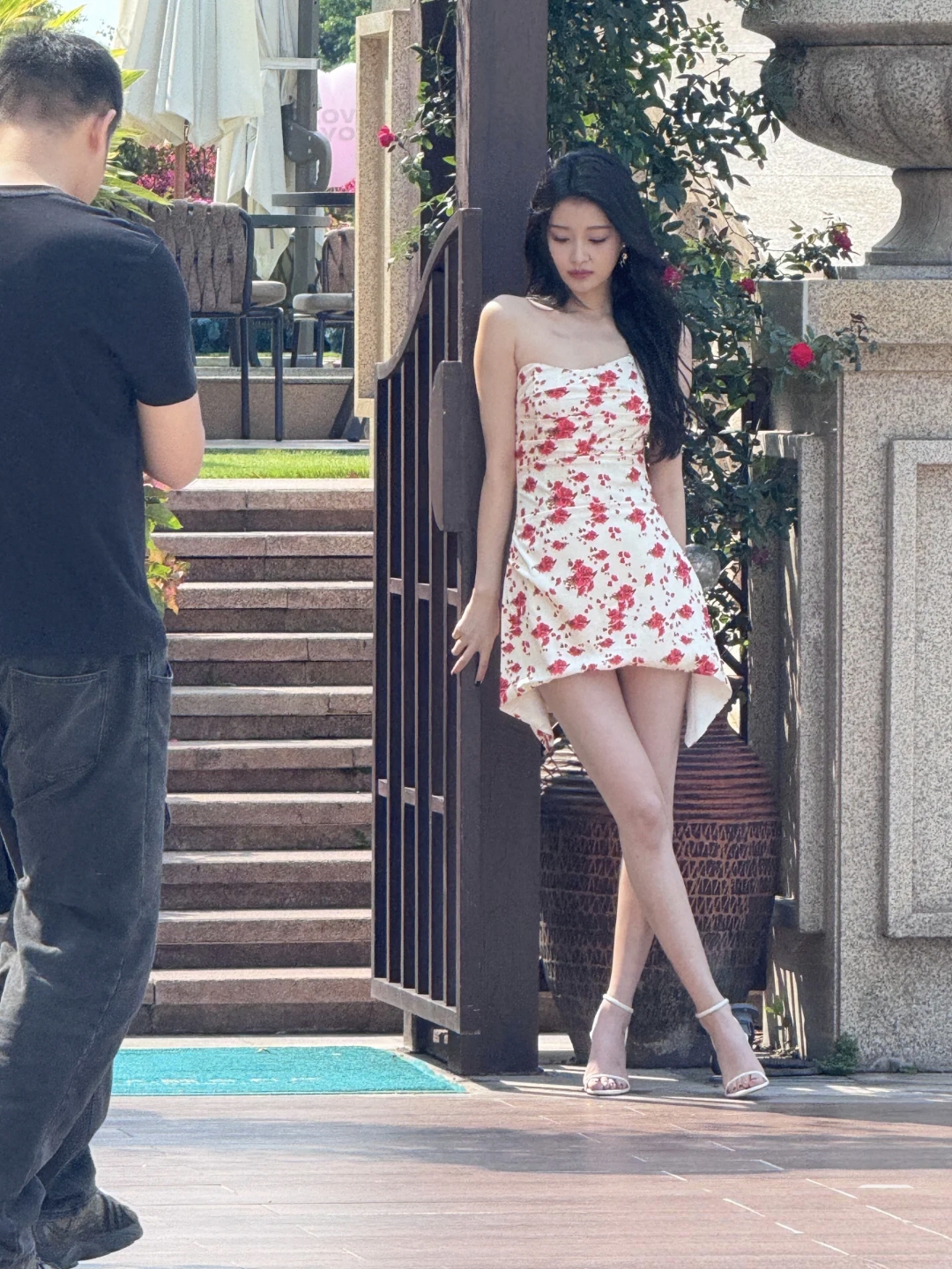 32岁孙怡现身广州,她穿了一条花短裙,露出一双美腿,状态太好了!