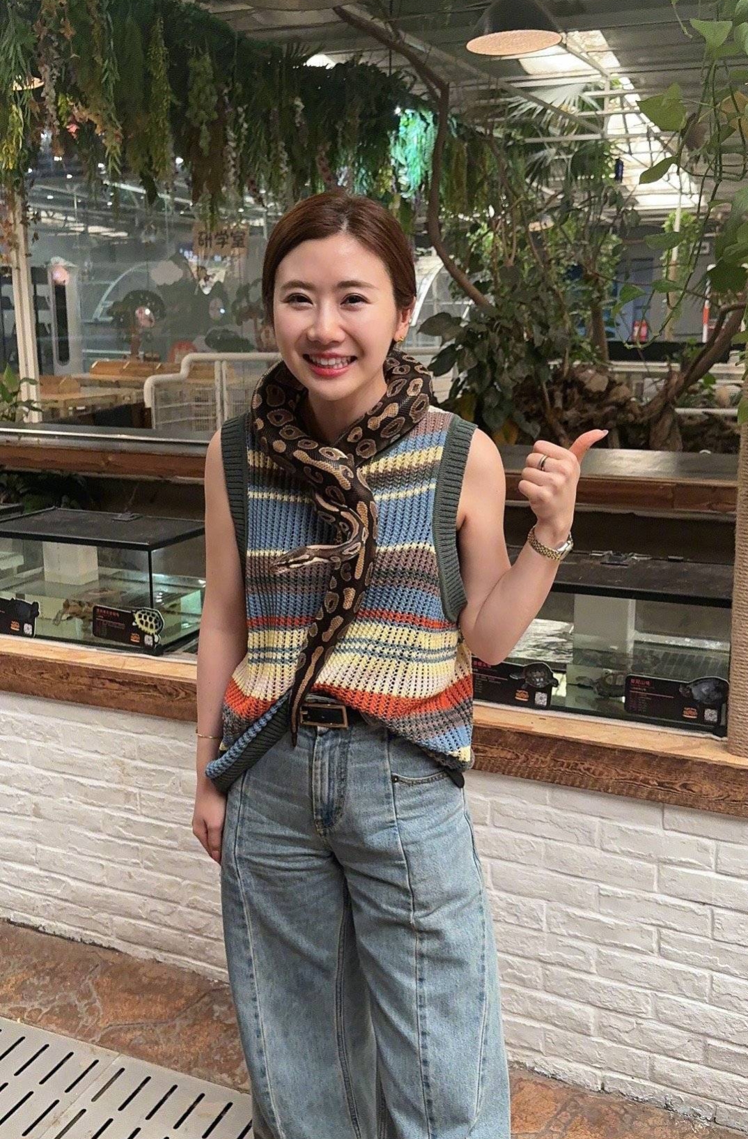 福原爱到动物园玩,把蛇缠绕在脖子上,她真的太大胆了!
