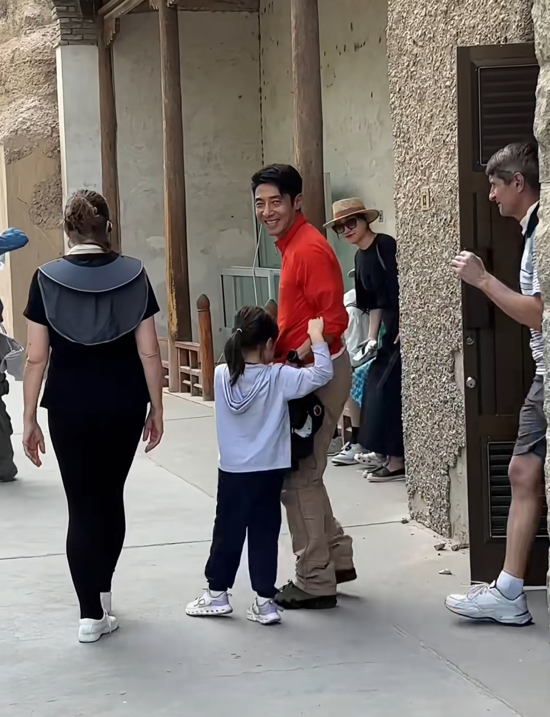 撒贝宁和家人到甘肃敦煌旅游加拿大籍妻子李白的身材好高挑夫妻俩