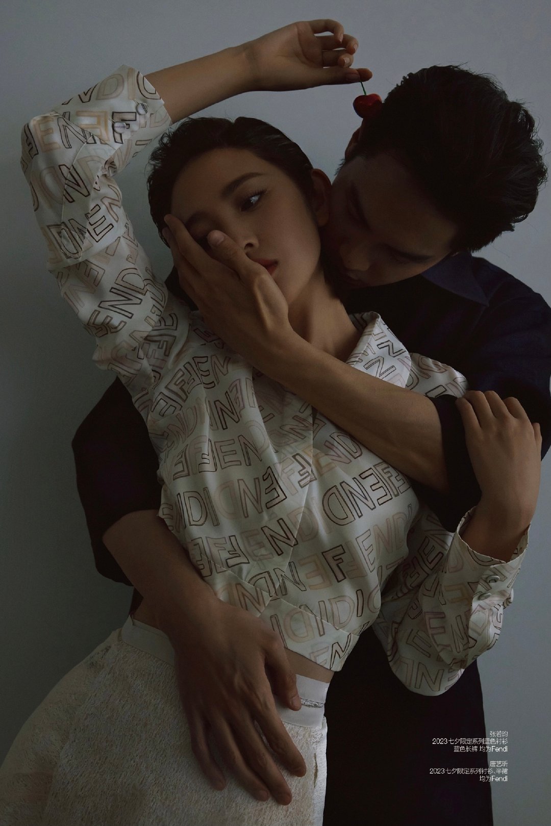 张若昀唐艺昕合体拍摄杂志,两人亲吻,拥抱,化学反应爆棚,真夫妻就是好