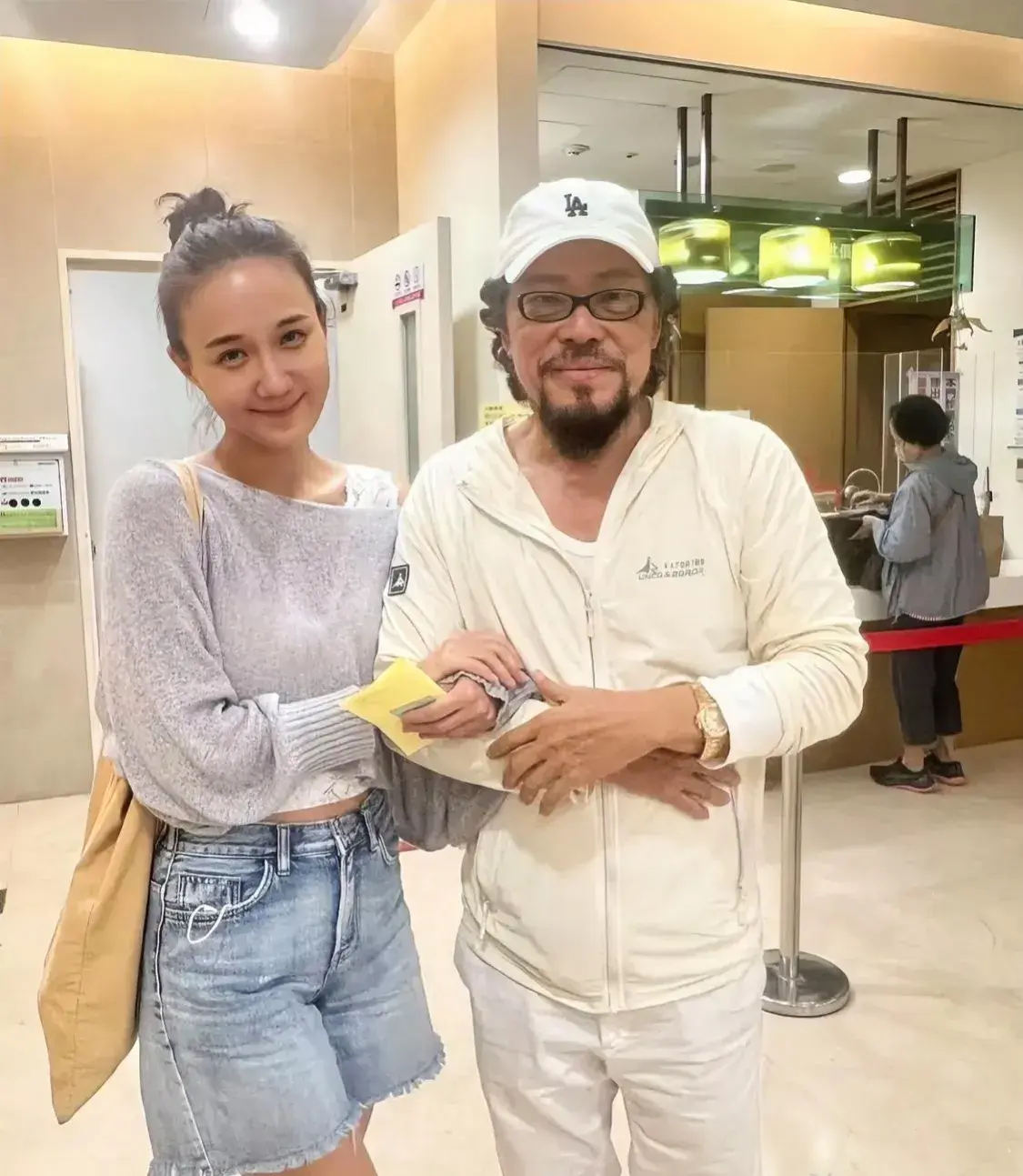 有台湾省女星去看牙医,偶遇退圈多年的72岁综艺天王张菲,许久未露面