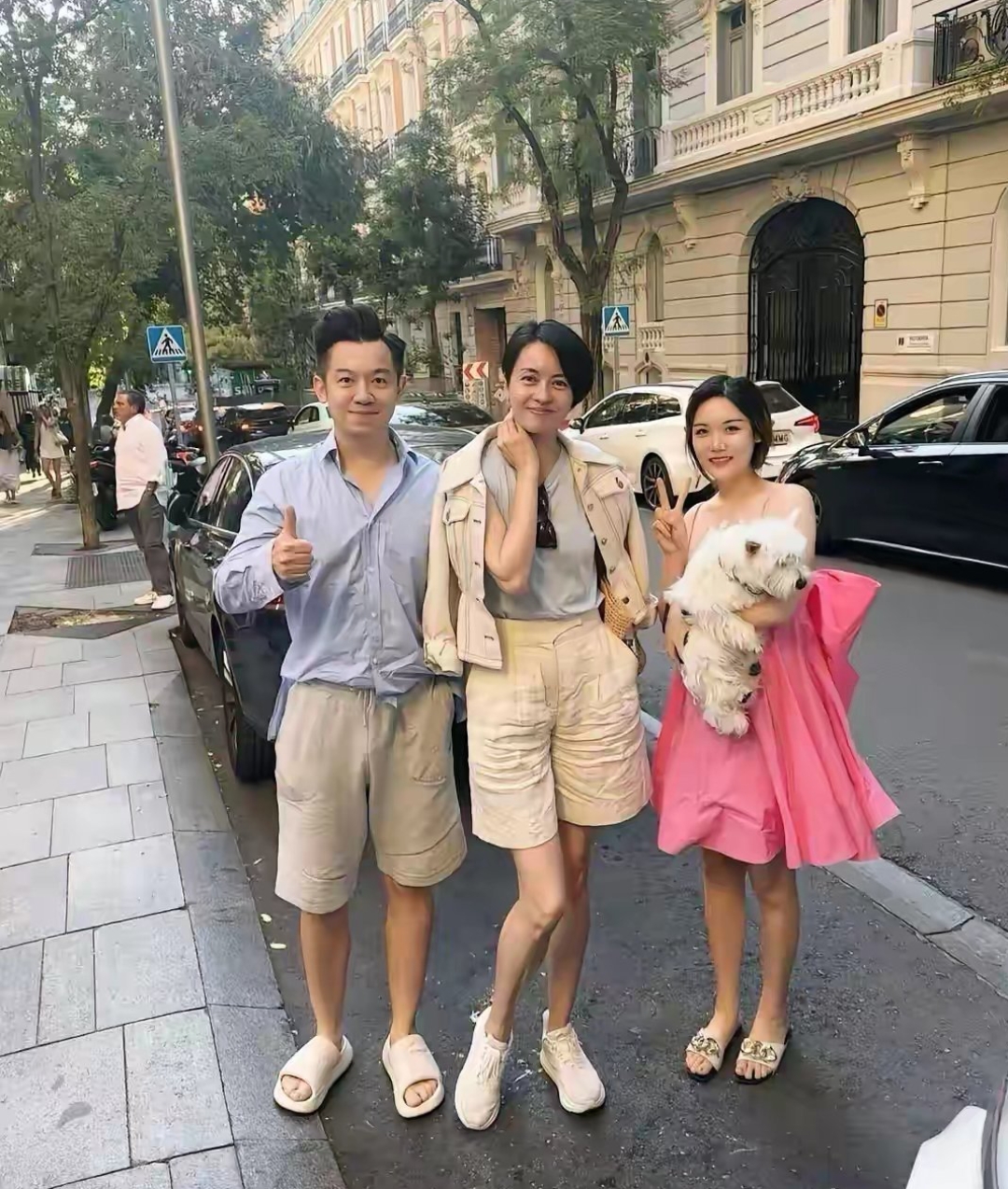 网友在西班牙偶遇梁咏琪,48岁的她还是很漂亮,又高又瘦,状态真好!