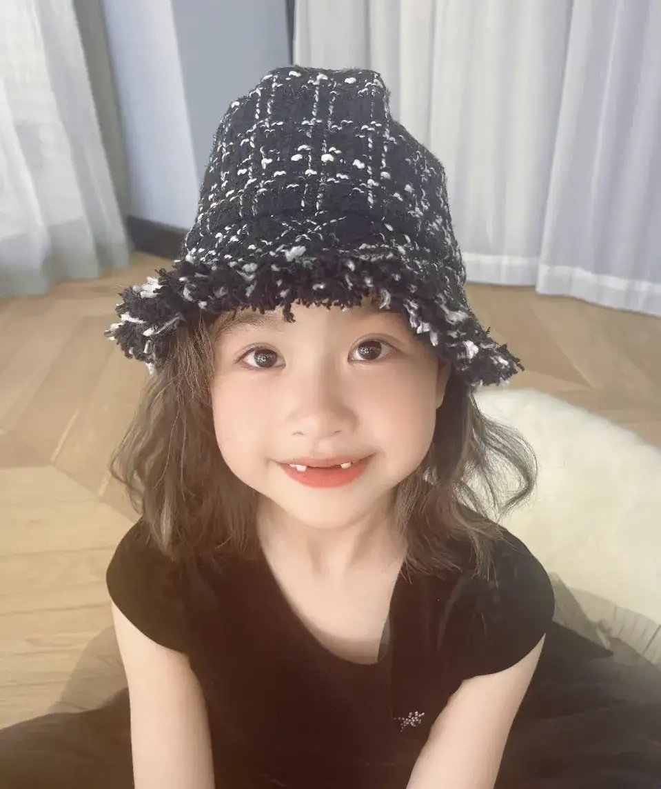 包贝尔老婆包文婧和女儿合照,小女孩长得蛮好看的,小虎牙好可爱.