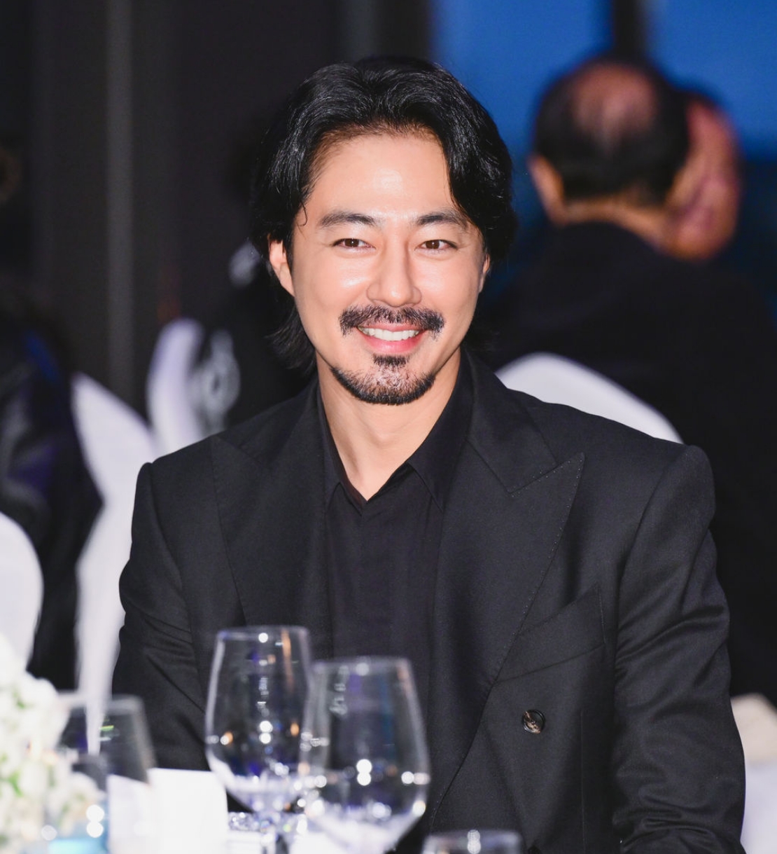 韩国男星赵寅成近照,他怎么变这样了,感觉有点姨化,还有点油腻,他还是