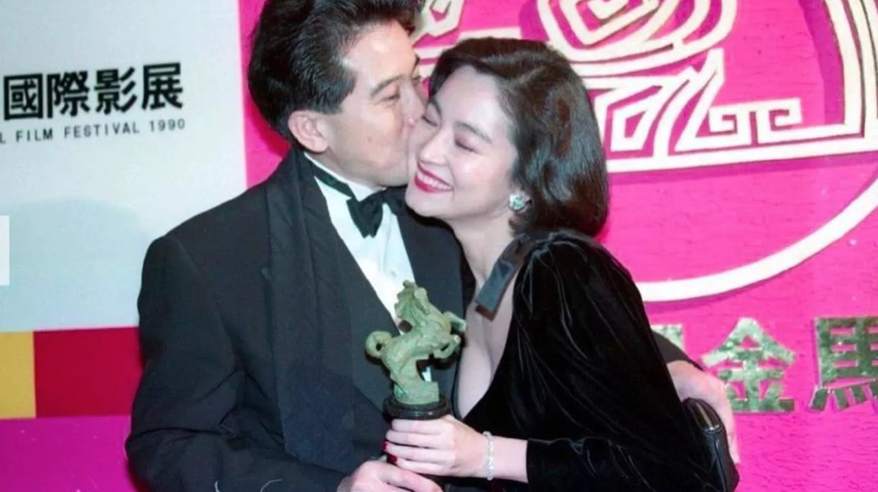 林青霞凭借电影《滚滚红尘》获封影后,拿到奖杯后,林青霞和男友秦汉一