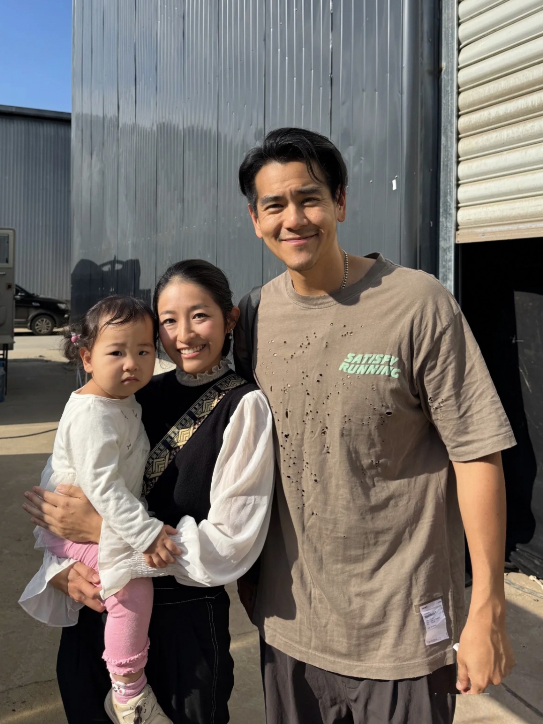 网友在西双版纳偶遇彭于晏,44岁的他还是那么帅,没有中年发福油腻