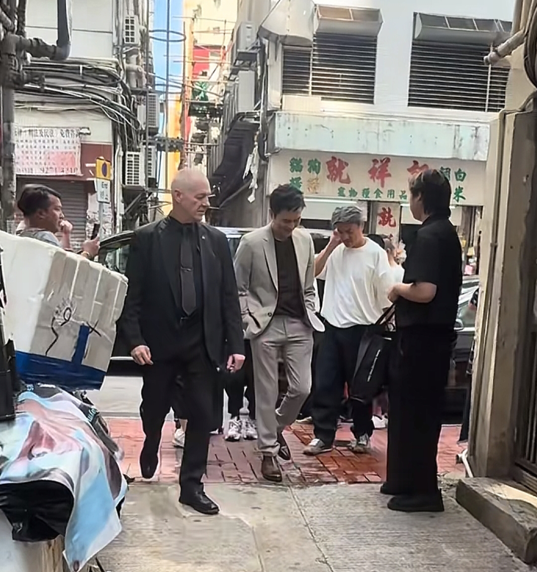 张智霖在香港出席活动助理阿姨蹲下身子为他整理裤脚看起来好大牌