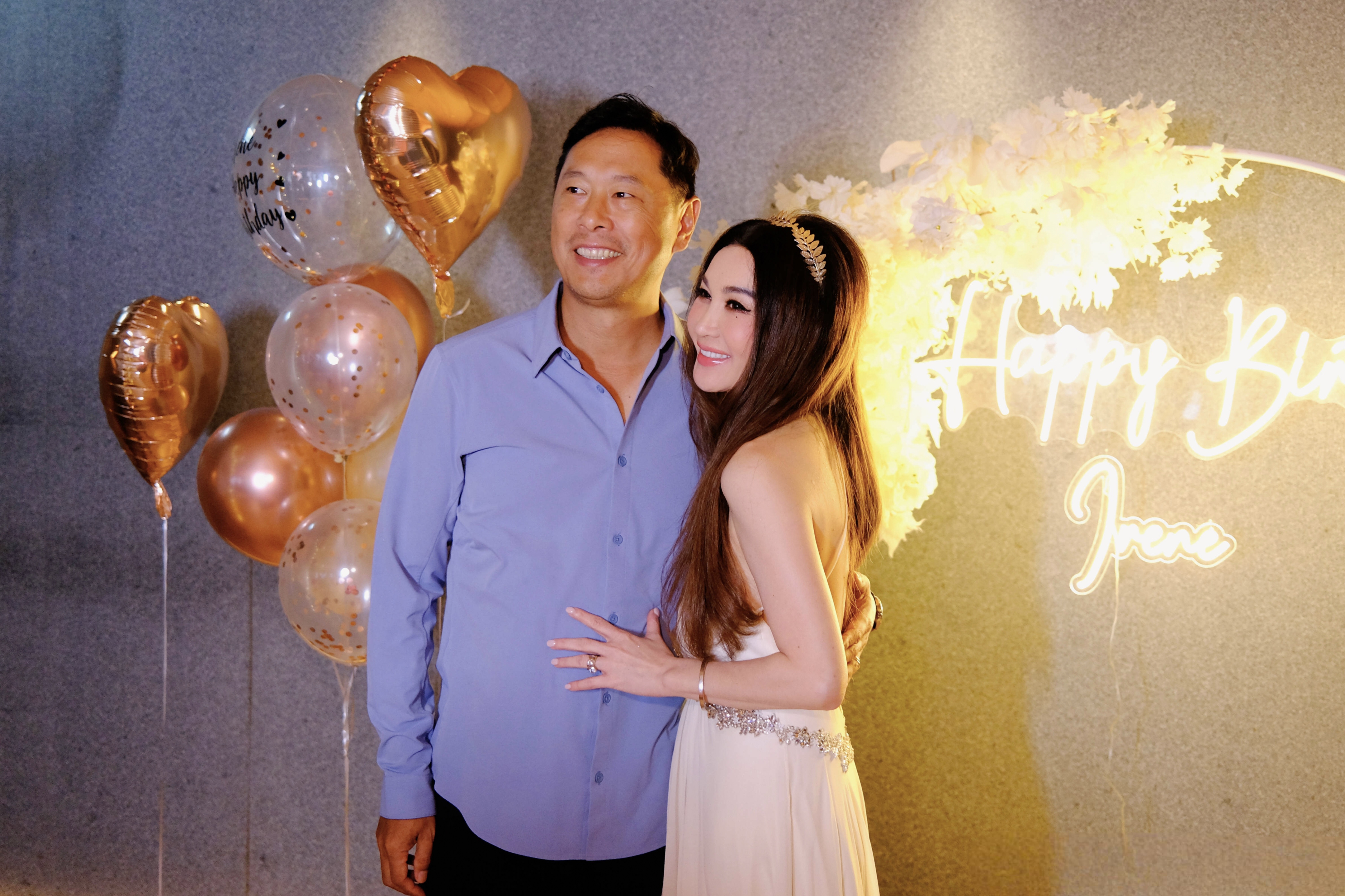 温碧霞办58岁生日派对,和老公拥抱亲嘴,两人都老夫老妻了还那么甜,真