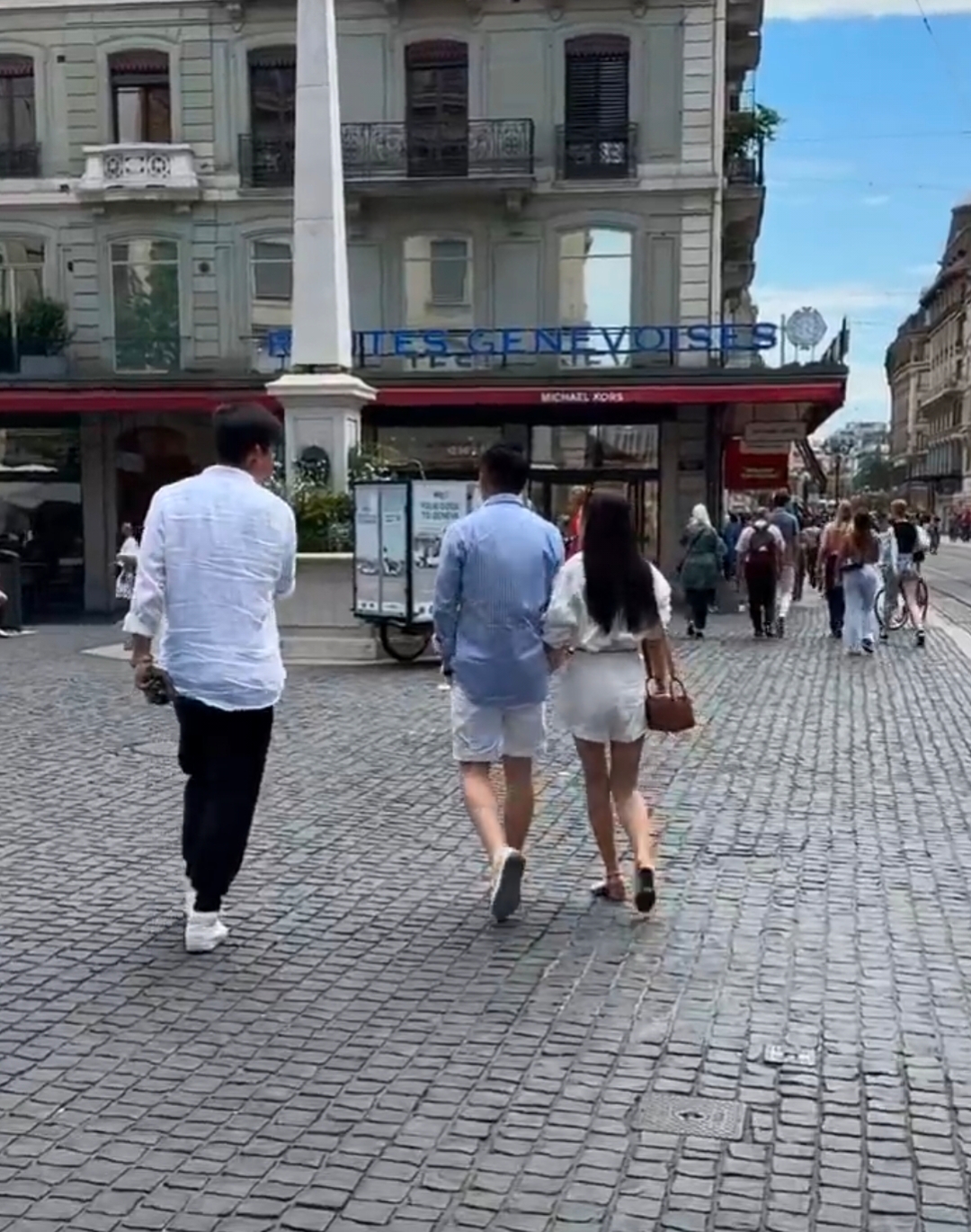 汪小菲和新婚妻子小梅到瑞士度蜜月,夫妻俩手牵手逛街,真的好甜蜜啊!