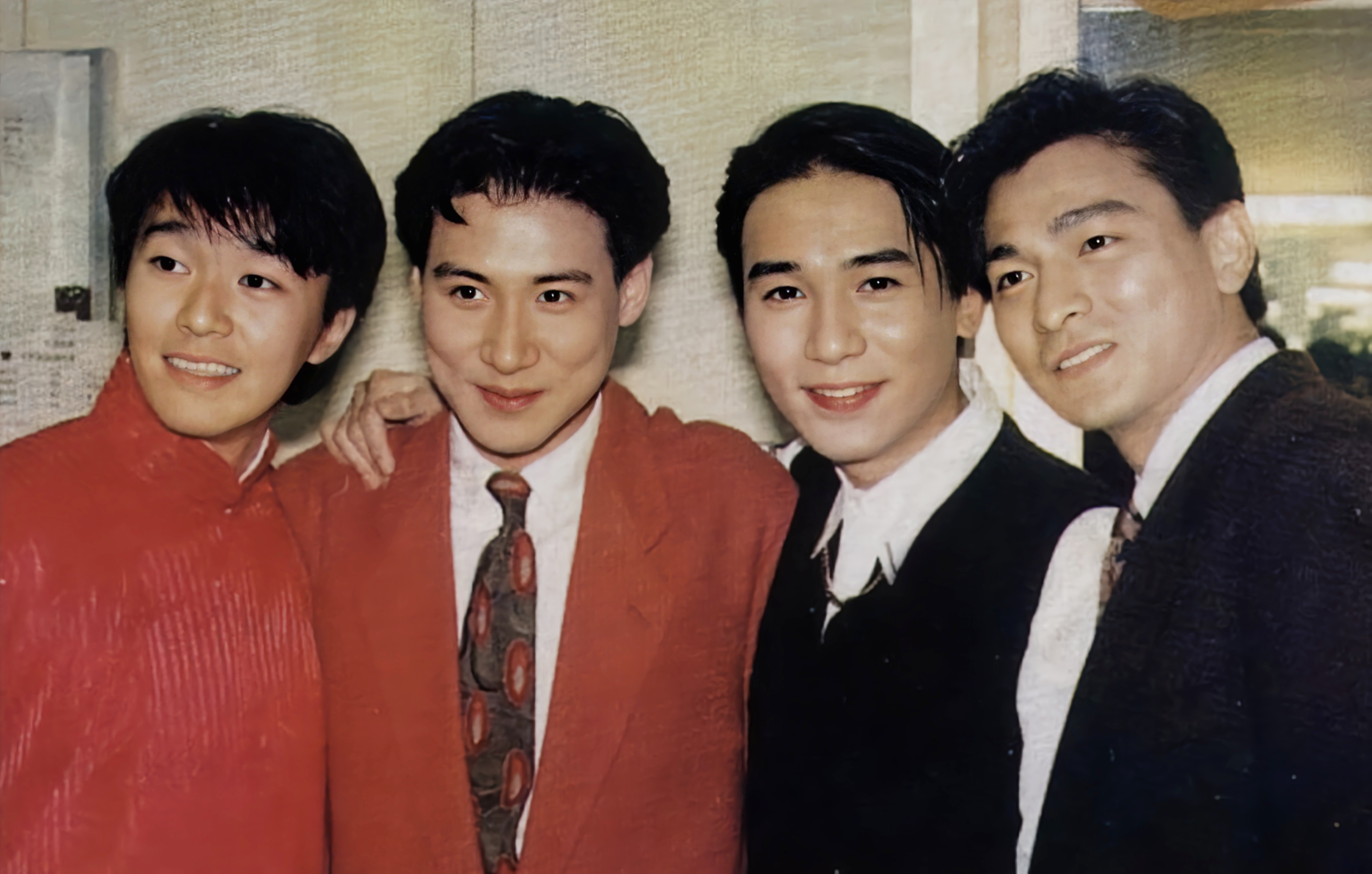 周星驰和梁朝伟是发小,早年周星驰的姐姐周文姬经常到尖沙嘴一家舞厅