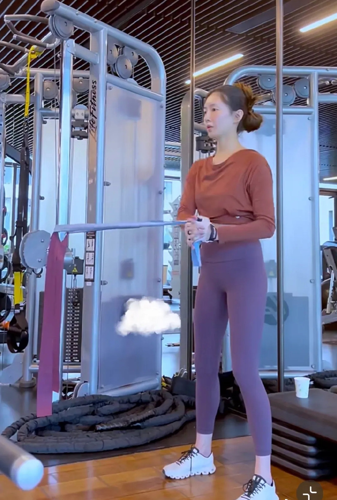 江疏影为了过年时吃好喝好,她现在开始积极健身,身上一点赘肉都没有