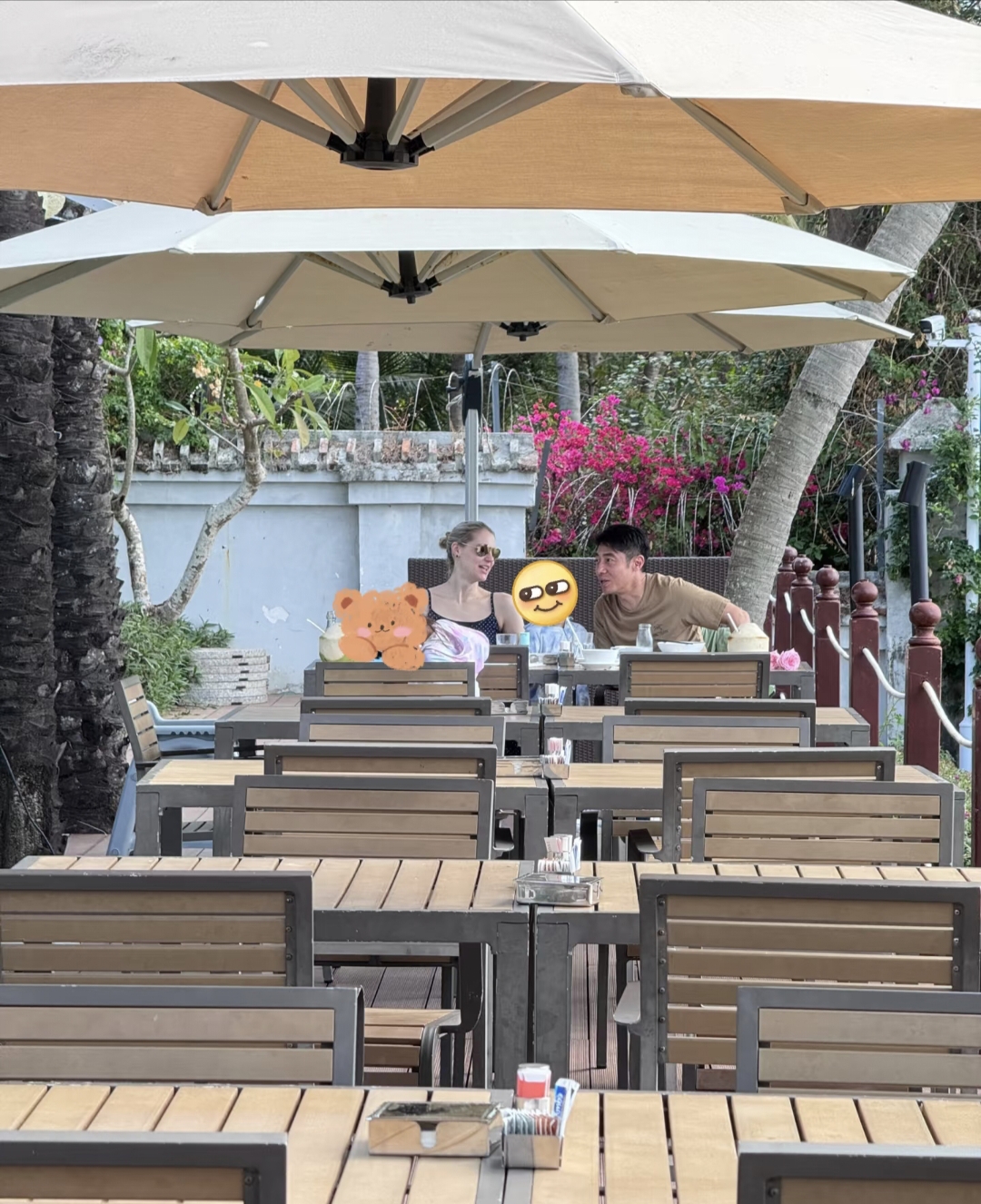 撒贝宁一家四口在三亚度假老婆李白穿着小短裙露腰又露背身材真好