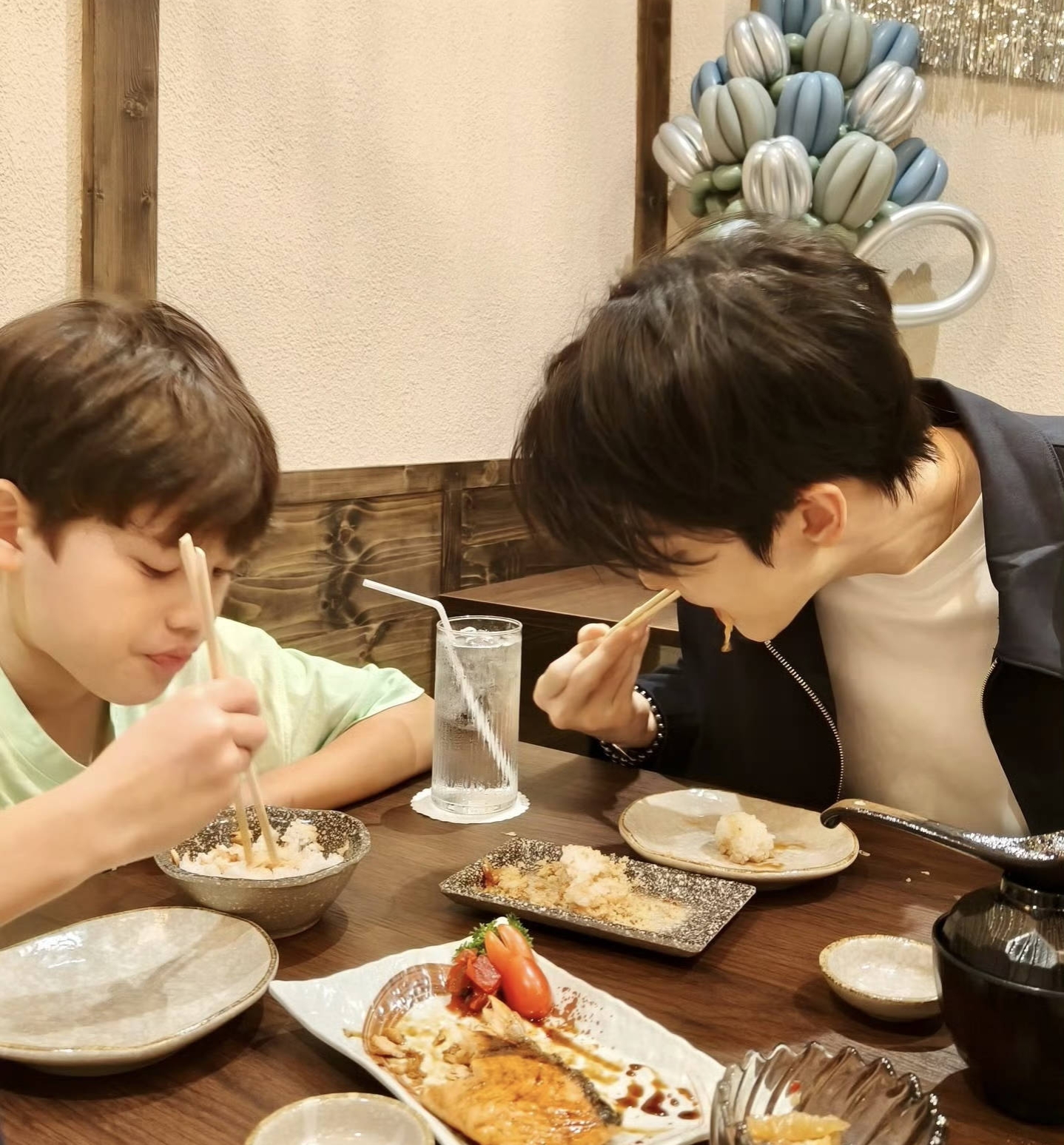 泰国男星mike和家人一起为10岁儿子庆生,儿子遗传了他的颜值,长相好