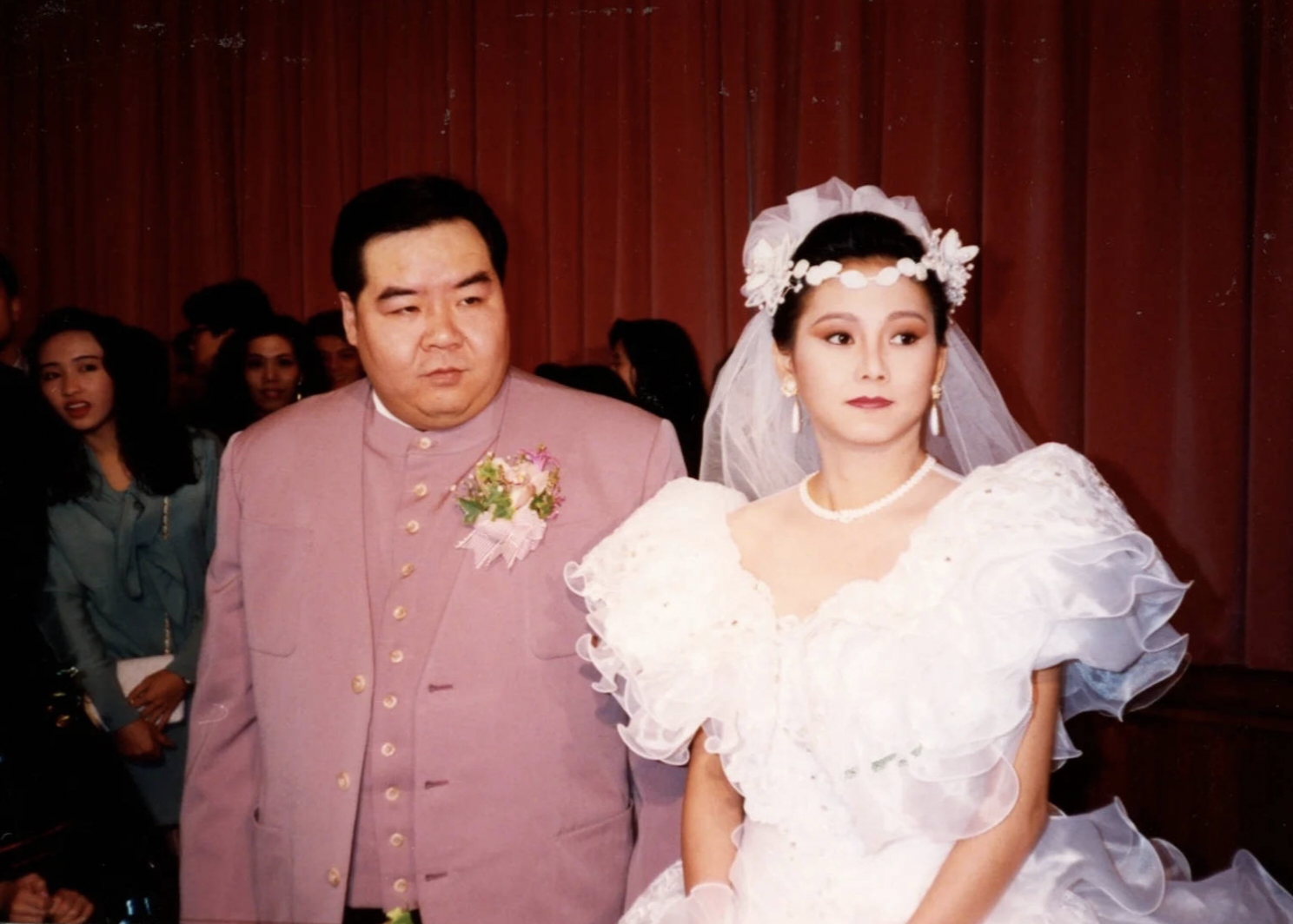 1991年,郑则仕和比他小14岁的女星林燕明举行婚礼.