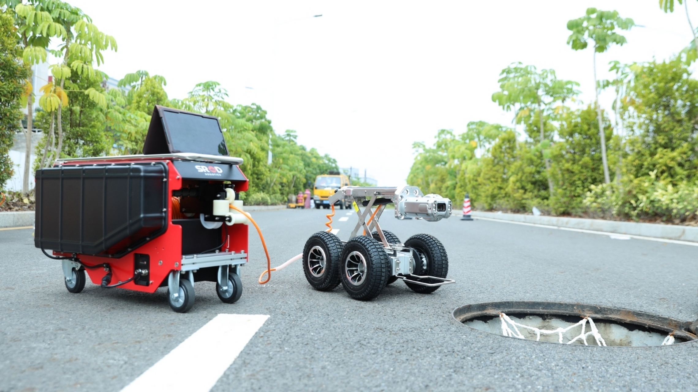管道机器人由cctv爬行机器人,线缆车,智能控制终端三部分组成.