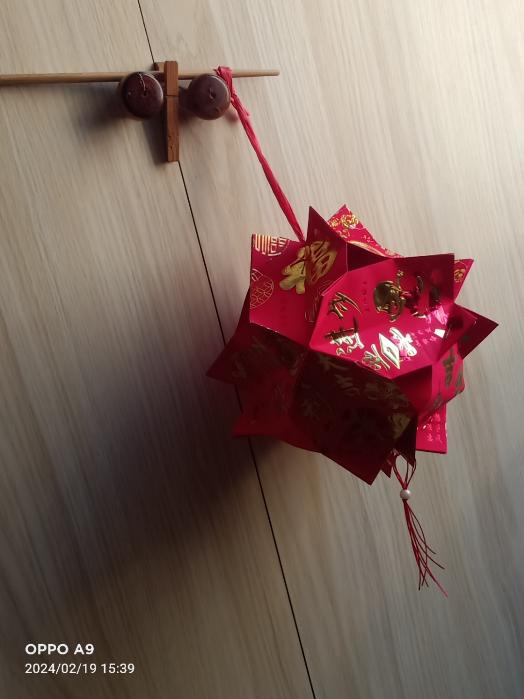 国风之美,尽在红绳之结 快元宵了,用过年的利是做一个灯笼,不过分吧