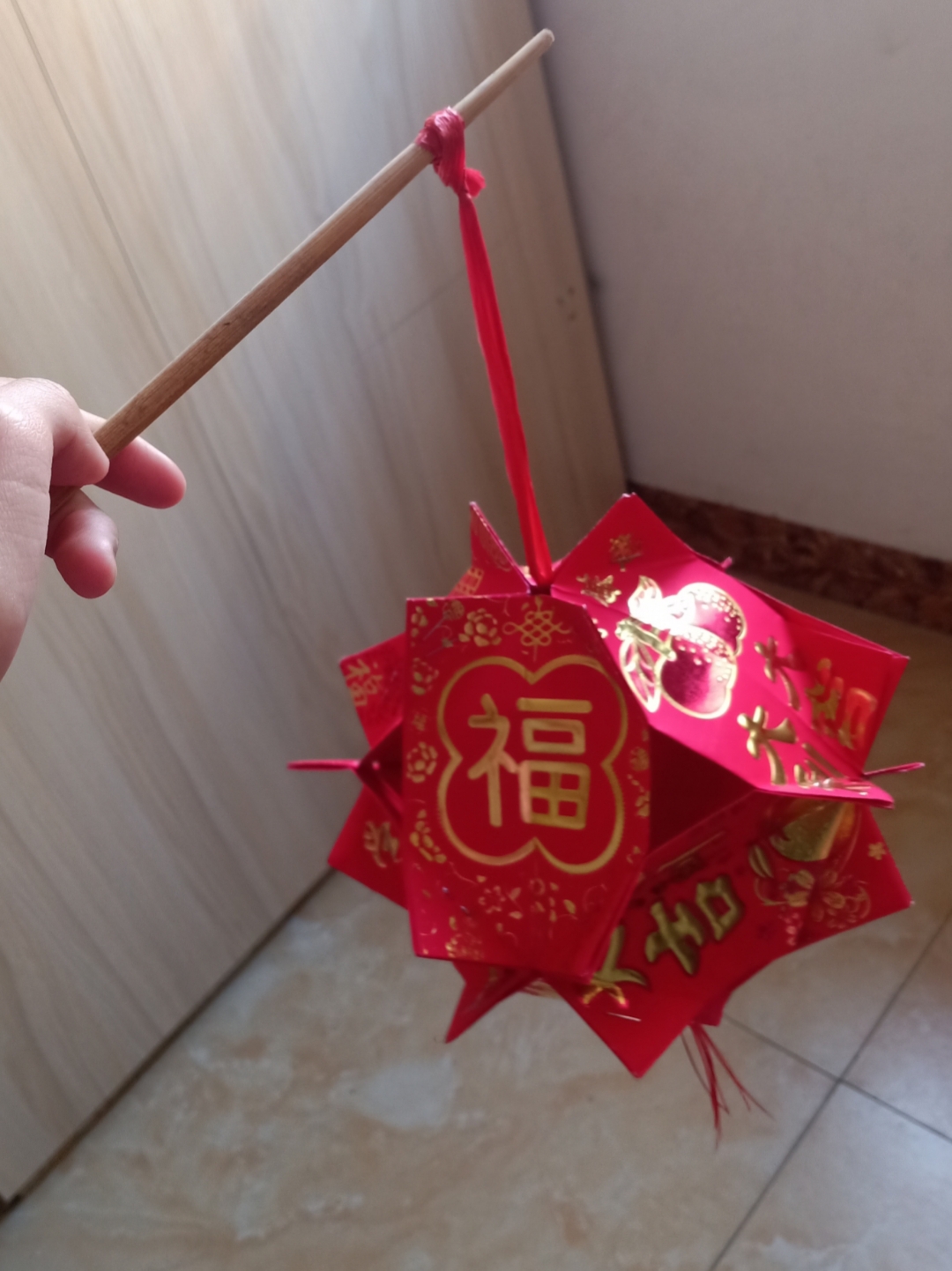 国风之美,尽在红绳之结 快元宵了,用过年的利是做一个灯笼,不过分吧