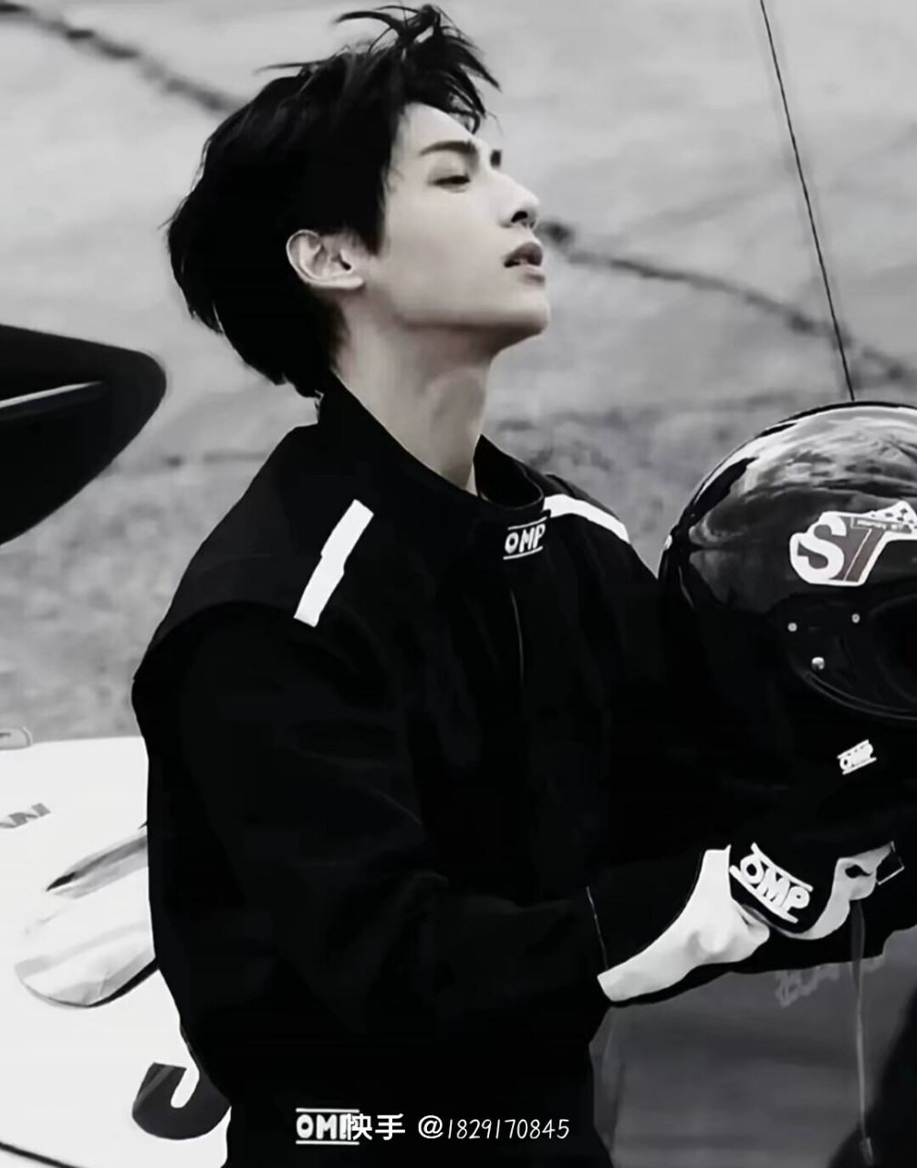 1,张子枫各种包里都装着和焉栩嘉的合照,平时只要没事就喜欢拿在手上