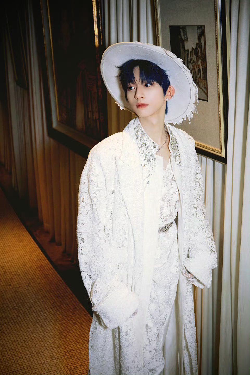 刘冠佑一出场,便惊艳全场!蓝发闪耀,白衣胜雪,精致配饰点缀,魅力独特