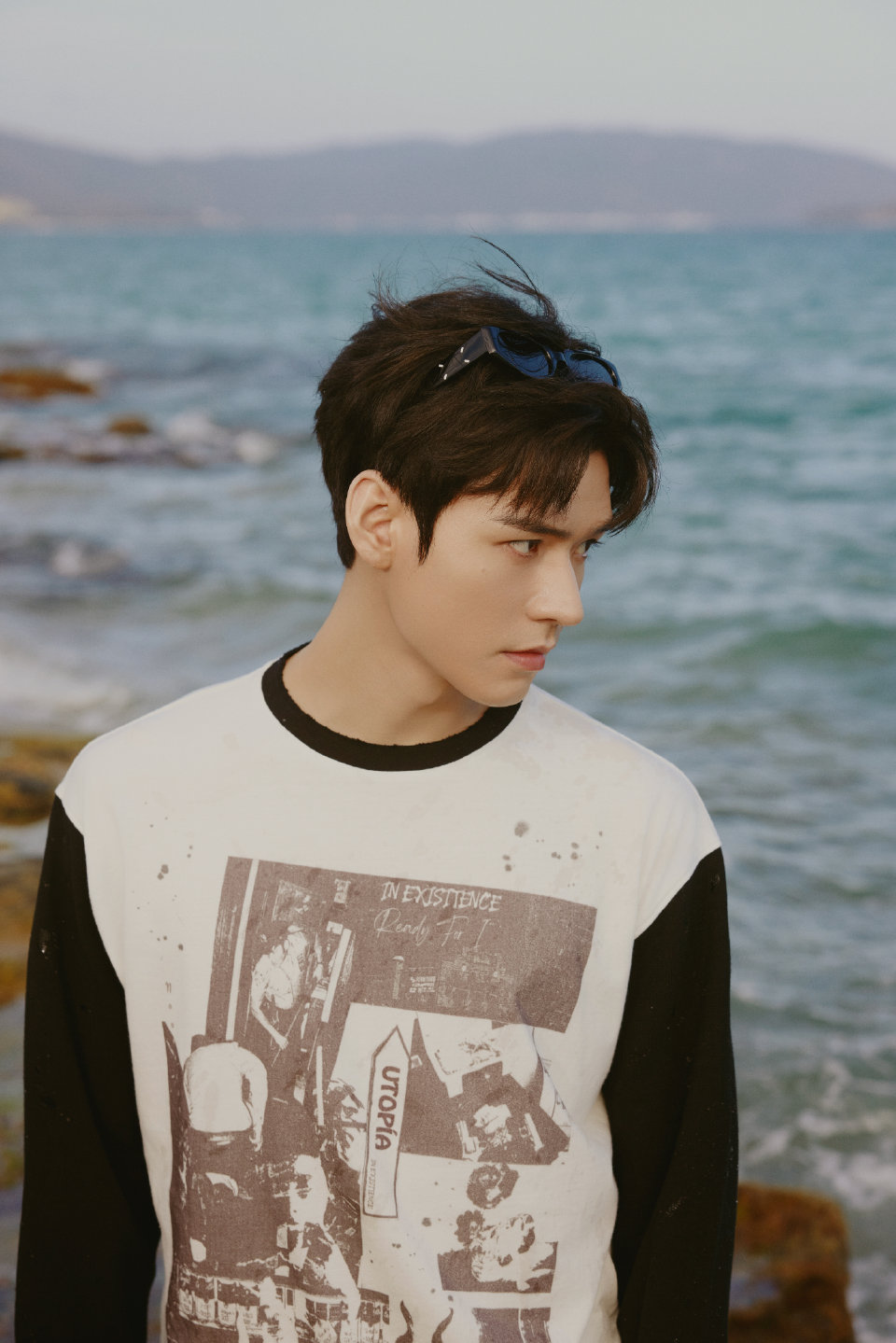 海浪漫过礁石,龚俊于海边定格自在瞬间