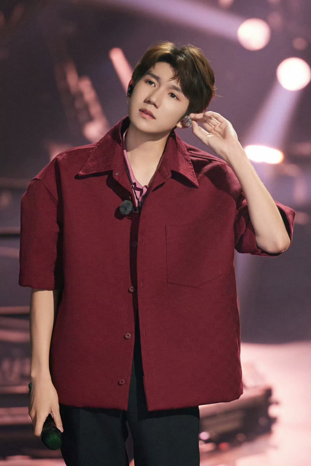 舞台上的王源也太亮眼了吧!