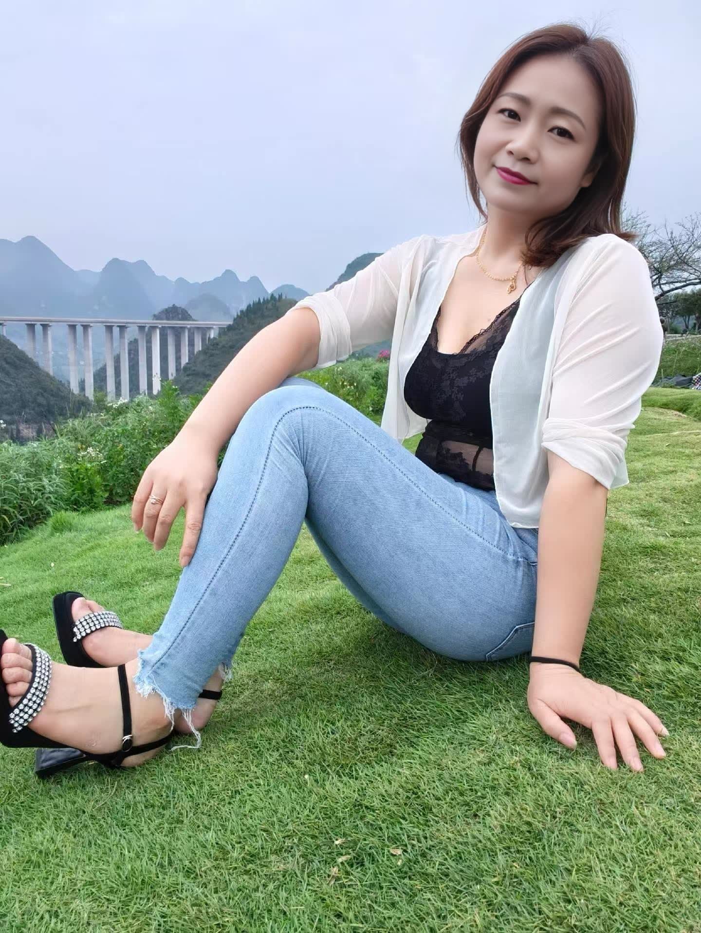 坐在山间的绿草上,自在舒适#成熟女人味