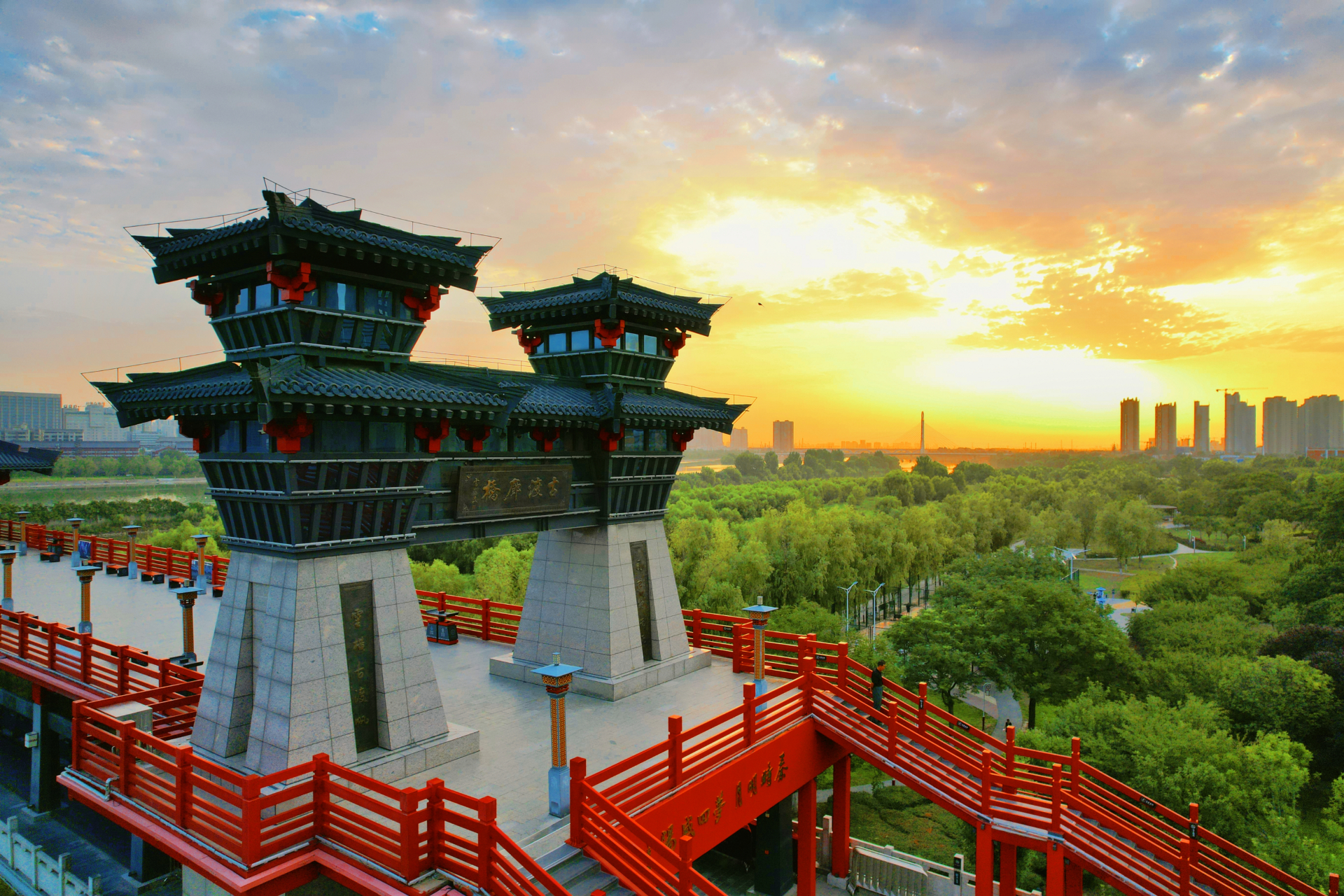 咸阳这座廊桥的名字源自关中八景之"咸阳古渡".