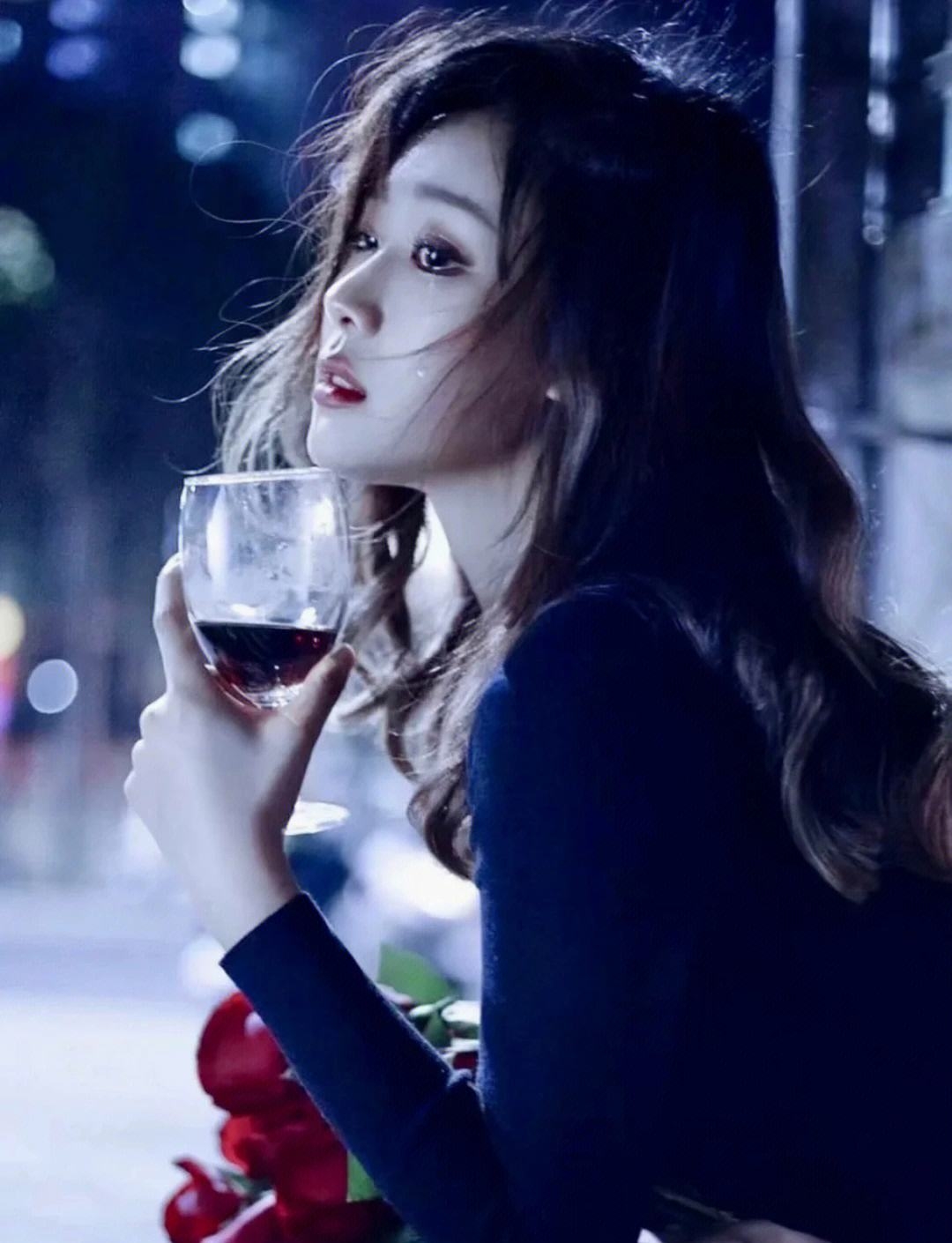 红酒,是她的知己,默默陪伴她度过每一个不眠之夜.