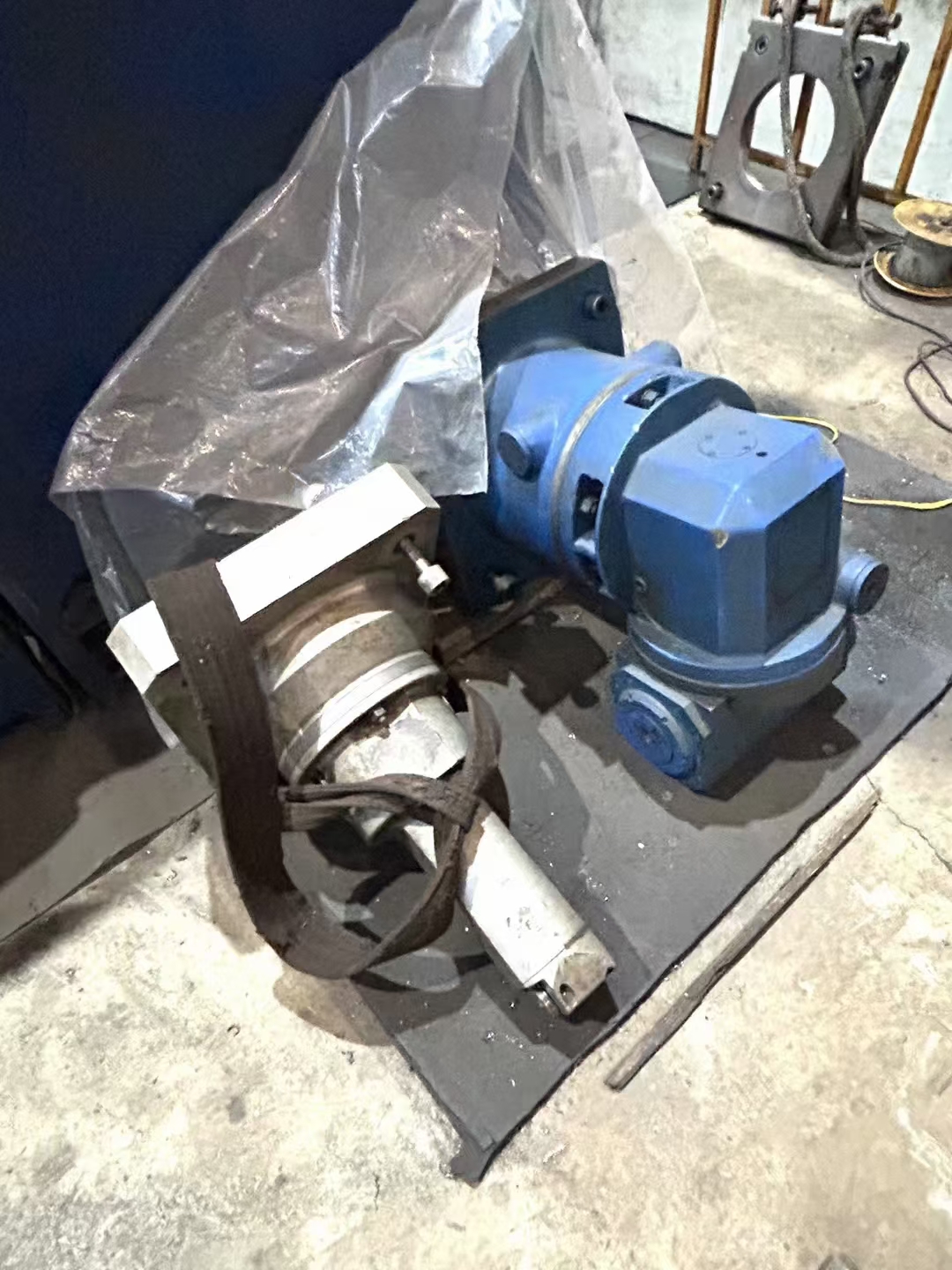 HOWO truck gearshift fork shaft installation