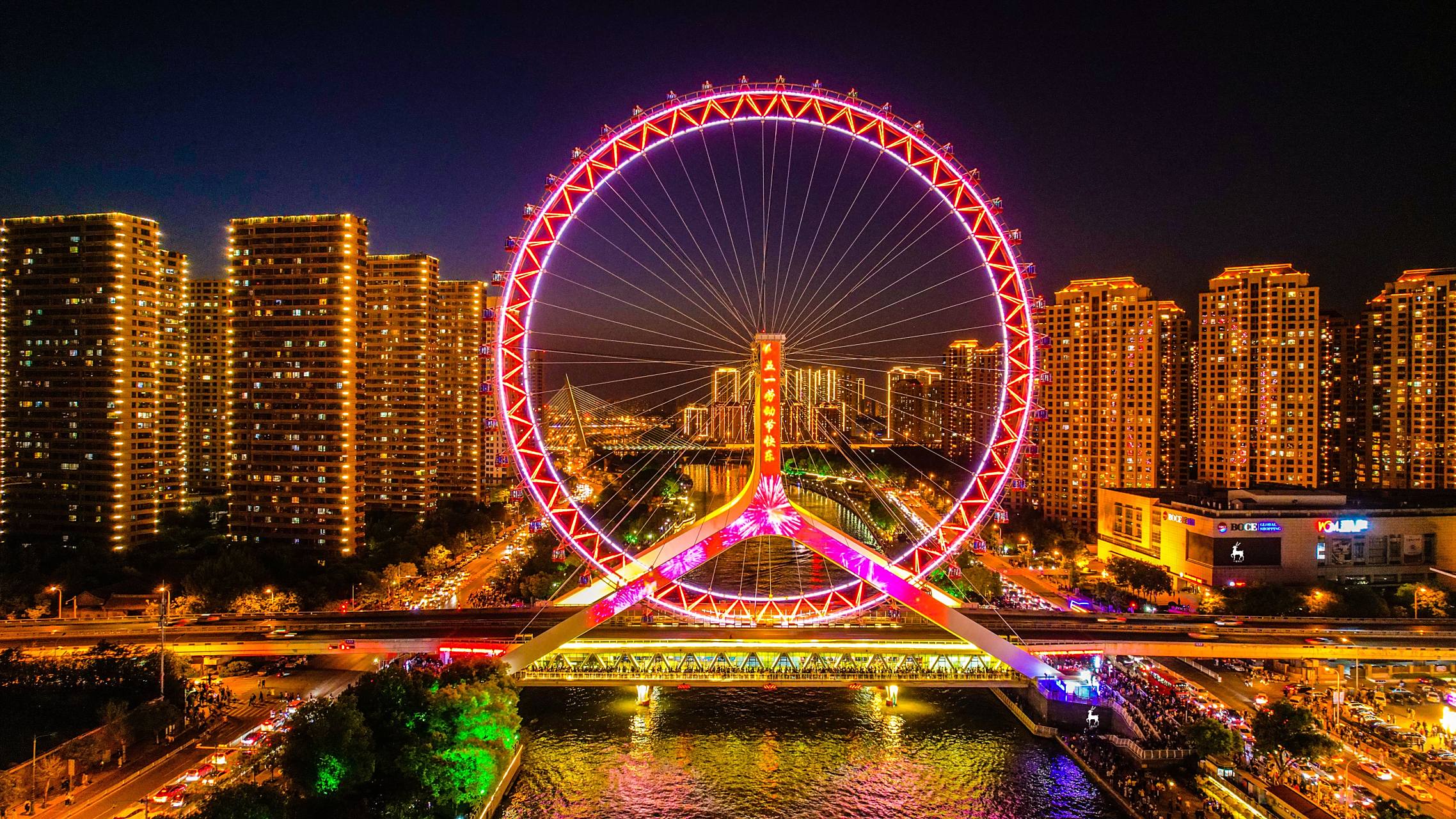 "天津之眼"摩天轮直径为110米,轮外装挂48个360度透明座舱,每个座舱可