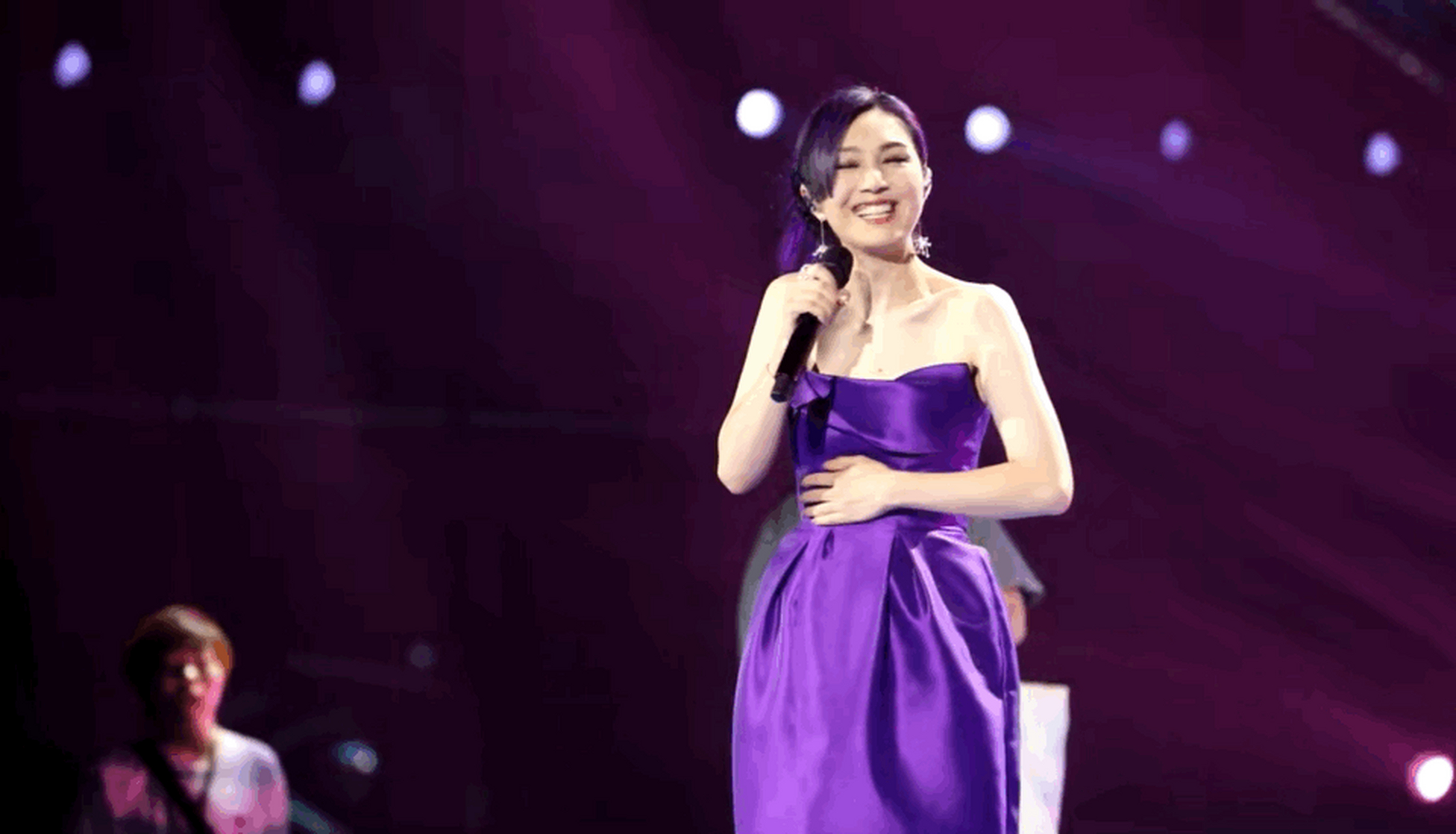 杨千嬅有多爱紫色  从头紫到脚