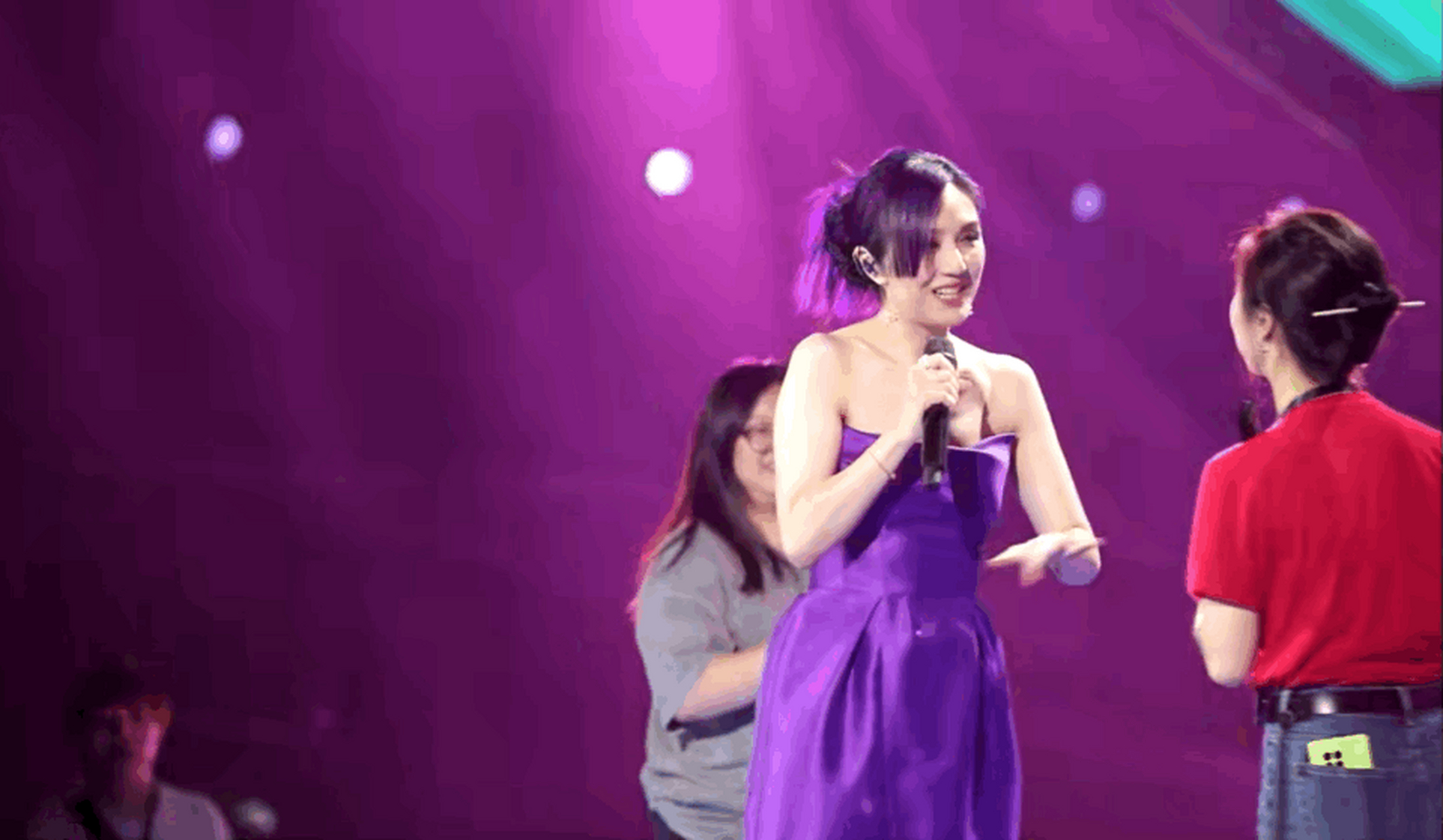 杨千嬅有多爱紫色  从头紫到脚