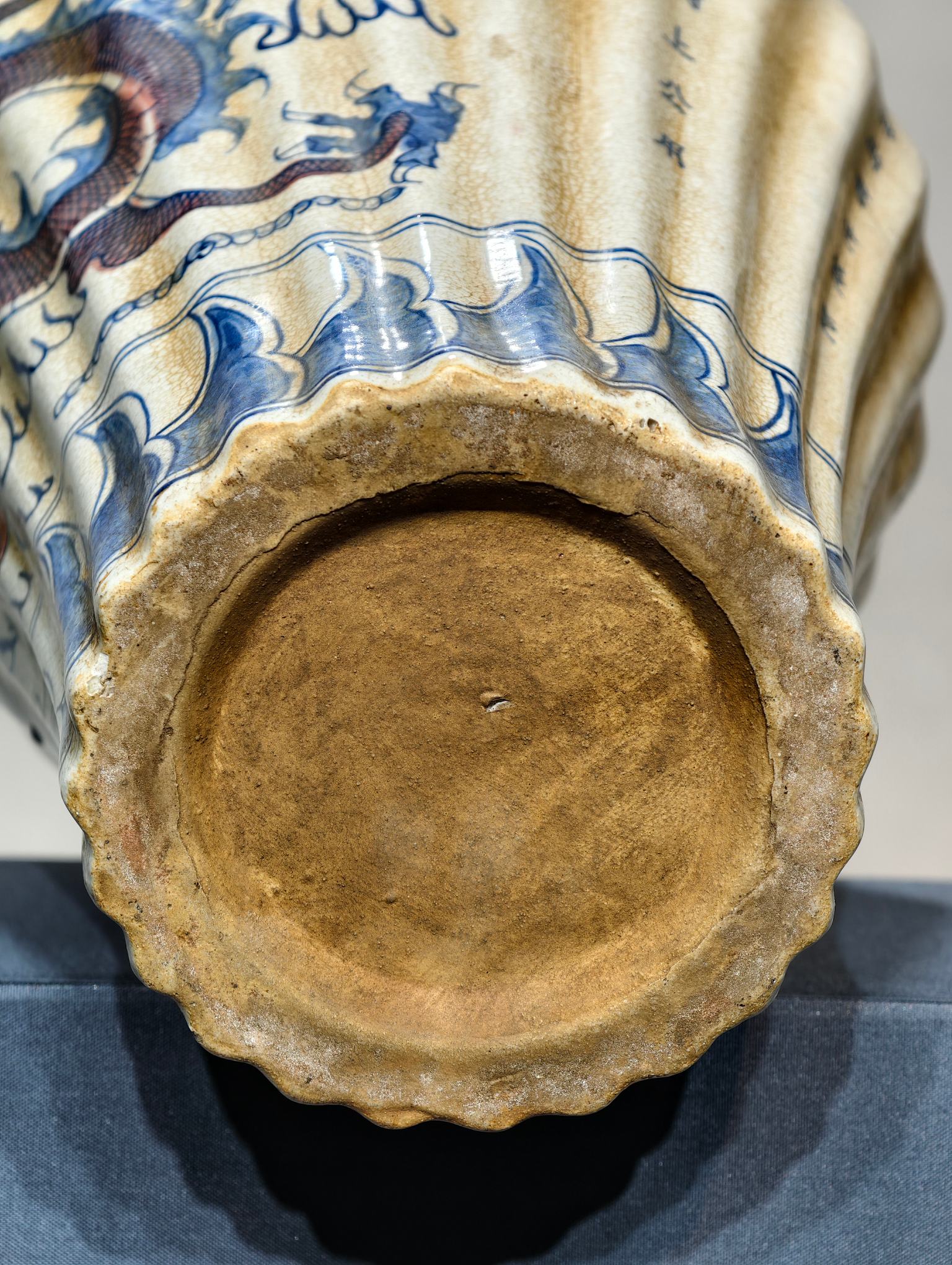 美品·款识"大明嘉靖年制"精工细作满工哥釉青花釉里红龙纹瓜棱带盖