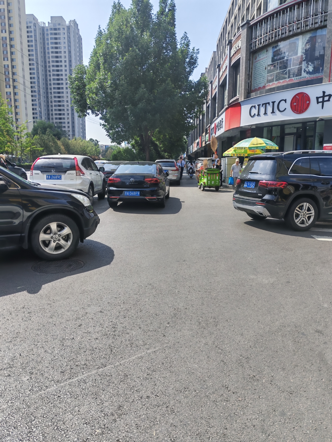 太原市小店区亲贤北街,与并州南路交叉口,航苑北街口,机动车道成了